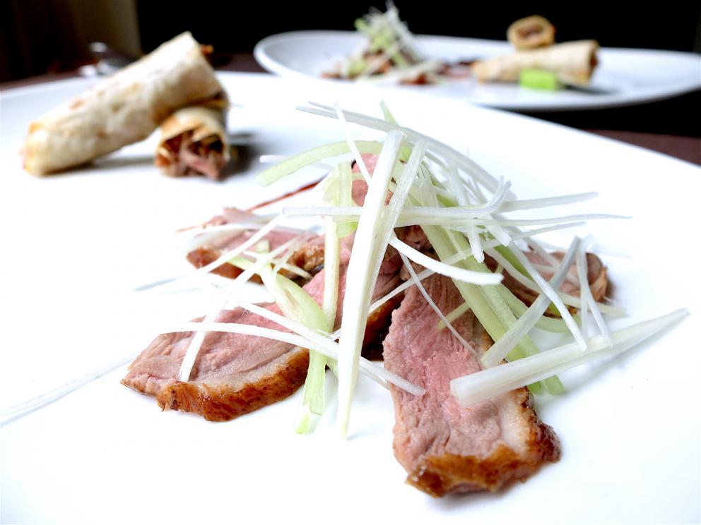 Galleria fotograficaNido di patate e uovo di quaglia al vapore, con riduzione di curry, latte di cocco e acqua di pomodoro
Raviolo in coppia cottura (effetto cruncy alla base) con lonza, frittata di uova ed&nbsp;erba cipollina cinese jiu cai (Allium tuberosum)
Garza di farina croccante, crema di avocado, mango, anatra, polvere di passion fruit, cannella, anice stellato e peperoncino
Raviolo di pasta di zucca e grano duro con shiitake, tofu affumicato, bamb&ugrave; essiccato, sesamo e carote
Il raviolo di gamberi &egrave; un classico della cucina cinese, &laquo;spesso &egrave; di produzione industriale, cos&igrave; noi per distinguerci intanto gli cambiamo la forma e poi lo realizziamo con una doppia sfoglia che deve quindi essere sottilissima&raquo;, fatta con amido di frumento. Il ripieno &egrave; di gamberi, acqua di zenzero e cipollotto. Sullo sfondo, il raviolo tondo &egrave; il Bung fritto di anatra disidratata con pepe di Sichuan e zenzero
La parte croccante &egrave; ottenuta dalla reazione tra amido e purea di patate cinesi, col burro; sopra una crema di mela aromatizzata al limone per dare acidit&agrave;, il ripieno &egrave; di funghi champignons tritati e rosolati con alloro, vino di riso e scalogno
Tris: in primo piano il Cannellone con gambero impanato; dietro uno Shao Mai con capesante,&nbsp;gamberi e wasabi; in fondo uno&nbsp;Shao Long Bao in brodo di granchio e carne
Capesante, foglie di spinacino, mango del Vietnam, pera cinese cotta con limone e miele e condita con salsa di soia, limone e olio extravergine, poi c'&egrave; il pane cinese cotto al vapore, passato alla salamandra e tagliato con l'affettatrice, per dare una nota croccante
Uovo infuso nel t&egrave;, piatto davvero complesso e tecnico: l'uovo sodo viene infuso per due ore in un liquido aromatizzato con t&egrave; verde, soia, alloro, vino di riso e anice stellato, poi affumicato bruciando (ma togliendo l'aria) riso, zucchero e foglie di t&egrave; verde, quindi racchiuso in foglie morbide di pak choi e accompagnato con un'aria dello stesso infuso. &laquo;A Pechino cuociono l'uovo in questa soluzione anche per due giorni, noi no perch&eacute; risulterebbe troppo asciutto&raquo;
Cetriolo karela, funghi shiitake, carne di maiale, gamberi, peperoncino: morbido-croccante-cremoso-dolce-grasso-piccante-umami
Riso basmati, uovo, carne di maiale, gambero essiccato, cipollotto, pak choi, brodi di salsa di ostrica e di maiale: l'uovo sbattuto viene filtrato in acqua e poi cotto al vapore, prende una consistenza quasi gelatinosa &laquo;ma alzando la fiamma si formano anche le bollicine al suo interno&raquo;
Riso con ombrina essiccata. &laquo;Voi usate molto i sottoli e i sottaceti, noi in Cina di pi&ugrave; l'essicazione, il sotto sale e le fermentazioni. A volte danno risultati che risultano poco comprensibili per il&nbsp;palato occidentale&raquo;. In questo caso l'esito &egrave; invece superbo: il riso viene cotto nel fumetto di ombrina, poi il suo filetto a guarnire
Pasta biang biang, carne di maiale croccate, aceto di riso. La pasta biang biang &egrave; una specialit&agrave; di&nbsp;Xi'an: si tratta di pasta fresca resa&nbsp;piccante condendola con olio al peperoncino
Mazzancolla scottata in acqua a 70&deg;, legata con erba cipollina e crema di avocado, poi insalata iceberg, cetriolo, salsa di prugne cinesi essiccate, limone e foglie di menta. A sinistra tapioca infusa nel fumetto della&nbsp;mazzancolla, in fondo una crema di zucca e scorze d'arancia
Branzino, riccio di cipollotto, fumetto di pesce allo zenzero con semi di soia fermentati, per un retogusto amarognolo. Il pesce viene cotto al vapore di vino di riso, la pelle in salamandra per renderla croccante
