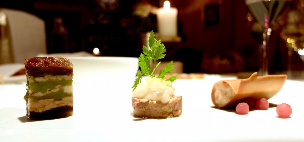 Galleria fotografica






Appetizer (tutte le foto sono di Tanio Liotta). Il menu dei 20 anni è disponibile fino al 30 giugno









2011 - Insalata di erbe del Maso Aspinger









2006 - Solo pomodoro









2001 - Carpaccio di scampi con vinaigrette di finocchio e melone









2007 - Vitello tonnato St. Hubertus









2010 - Orto di lumache






