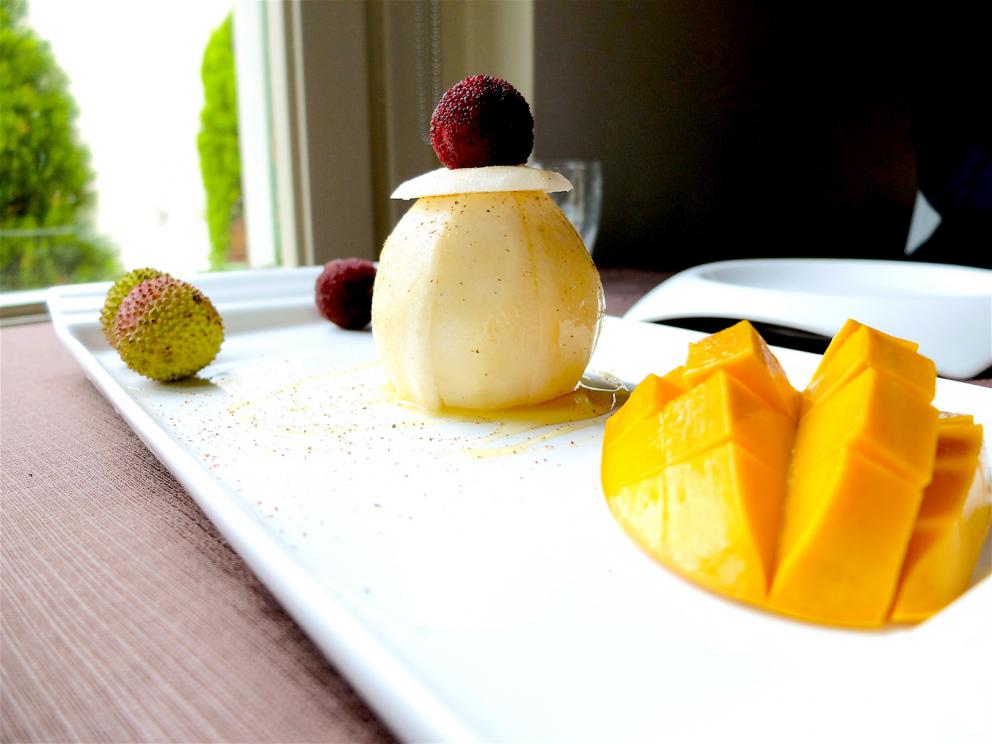 Galleria fotograficaNido di patate e uovo di quaglia al vapore, con riduzione di curry, latte di cocco e acqua di pomodoro
Raviolo in coppia cottura (effetto cruncy alla base) con lonza, frittata di uova ed&nbsp;erba cipollina cinese jiu cai (Allium tuberosum)
Garza di farina croccante, crema di avocado, mango, anatra, polvere di passion fruit, cannella, anice stellato e peperoncino
Raviolo di pasta di zucca e grano duro con shiitake, tofu affumicato, bamb&ugrave; essiccato, sesamo e carote
Il raviolo di gamberi &egrave; un classico della cucina cinese, &laquo;spesso &egrave; di produzione industriale, cos&igrave; noi per distinguerci intanto gli cambiamo la forma e poi lo realizziamo con una doppia sfoglia che deve quindi essere sottilissima&raquo;, fatta con amido di frumento. Il ripieno &egrave; di gamberi, acqua di zenzero e cipollotto. Sullo sfondo, il raviolo tondo &egrave; il Bung fritto di anatra disidratata con pepe di Sichuan e zenzero
La parte croccante &egrave; ottenuta dalla reazione tra amido e purea di patate cinesi, col burro; sopra una crema di mela aromatizzata al limone per dare acidit&agrave;, il ripieno &egrave; di funghi champignons tritati e rosolati con alloro, vino di riso e scalogno
Tris: in primo piano il Cannellone con gambero impanato; dietro uno Shao Mai con capesante,&nbsp;gamberi e wasabi; in fondo uno&nbsp;Shao Long Bao in brodo di granchio e carne
Capesante, foglie di spinacino, mango del Vietnam, pera cinese cotta con limone e miele e condita con salsa di soia, limone e olio extravergine, poi c'&egrave; il pane cinese cotto al vapore, passato alla salamandra e tagliato con l'affettatrice, per dare una nota croccante
Uovo infuso nel t&egrave;, piatto davvero complesso e tecnico: l'uovo sodo viene infuso per due ore in un liquido aromatizzato con t&egrave; verde, soia, alloro, vino di riso e anice stellato, poi affumicato bruciando (ma togliendo l'aria) riso, zucchero e foglie di t&egrave; verde, quindi racchiuso in foglie morbide di pak choi e accompagnato con un'aria dello stesso infuso. &laquo;A Pechino cuociono l'uovo in questa soluzione anche per due giorni, noi no perch&eacute; risulterebbe troppo asciutto&raquo;
Cetriolo karela, funghi shiitake, carne di maiale, gamberi, peperoncino: morbido-croccante-cremoso-dolce-grasso-piccante-umami
Riso basmati, uovo, carne di maiale, gambero essiccato, cipollotto, pak choi, brodi di salsa di ostrica e di maiale: l'uovo sbattuto viene filtrato in acqua e poi cotto al vapore, prende una consistenza quasi gelatinosa &laquo;ma alzando la fiamma si formano anche le bollicine al suo interno&raquo;
Riso con ombrina essiccata. &laquo;Voi usate molto i sottoli e i sottaceti, noi in Cina di pi&ugrave; l'essicazione, il sotto sale e le fermentazioni. A volte danno risultati che risultano poco comprensibili per il&nbsp;palato occidentale&raquo;. In questo caso l'esito &egrave; invece superbo: il riso viene cotto nel fumetto di ombrina, poi il suo filetto a guarnire
Pasta biang biang, carne di maiale croccate, aceto di riso. La pasta biang biang &egrave; una specialit&agrave; di&nbsp;Xi'an: si tratta di pasta fresca resa&nbsp;piccante condendola con olio al peperoncino
Mazzancolla scottata in acqua a 70&deg;, legata con erba cipollina e crema di avocado, poi insalata iceberg, cetriolo, salsa di prugne cinesi essiccate, limone e foglie di menta. A sinistra tapioca infusa nel fumetto della&nbsp;mazzancolla, in fondo una crema di zucca e scorze d'arancia
Branzino, riccio di cipollotto, fumetto di pesce allo zenzero con semi di soia fermentati, per un retogusto amarognolo. Il pesce viene cotto al vapore di vino di riso, la pelle in salamandra per renderla croccante
Classico petto d'anatra con porro e cetriolo, la coscia &egrave; nella crespella condita con salsa e le stesse verdure
Anatra all'arancia: il petto cotto al forno con l'arancia, la pelle del petto fatta frollare per apportare le note grasse, la coscia nell'involtino cotto con la fiamma ossidrica. Delizioso
Gelato di soia, mango sferificato con l'agar agar, biscotto di radice di Rehmannia glutinosa Libosh, un'erba molto usata nella medicina tradizionale cinese
