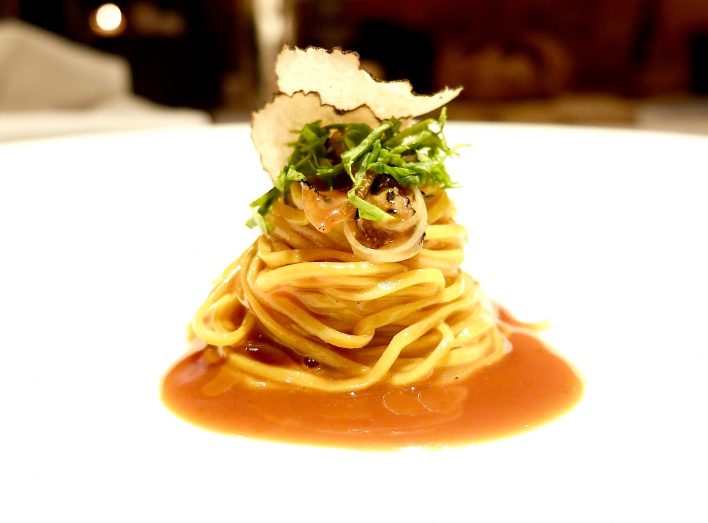 Galleria fotografica






Appetizer (tutte le foto sono di Tanio Liotta). Il menu dei 20 anni è disponibile fino al 30 giugno









2011 - Insalata di erbe del Maso Aspinger









2006 - Solo pomodoro









2001 - Carpaccio di scampi con vinaigrette di finocchio e melone









2007 - Vitello tonnato St. Hubertus









2010 - Orto di lumache









2000 - Variazione di fegato grasso d’oca, creme brûlée e terrina di fegato grasso con anguilla









2009 - Tortelli ripieni con zabaione di porcini, aglio nero fermentato, olio di abete e crumble di porcini









2012 - Orzotto con burro di capra, gelatina di verbena al limone






