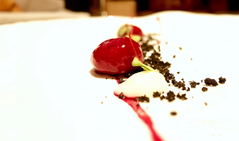 Galleria fotografica






Appetizer (tutte le foto sono di Tanio Liotta). Il menu dei 20 anni è disponibile fino al 30 giugno









2011 - Insalata di erbe del Maso Aspinger









2006 - Solo pomodoro









2001 - Carpaccio di scampi con vinaigrette di finocchio e melone









2007 - Vitello tonnato St. Hubertus









2010 - Orto di lumache









2000 - Variazione di fegato grasso d’oca, creme brûlée e terrina di fegato grasso con anguilla









2009 - Tortelli ripieni con zabaione di porcini, aglio nero fermentato, olio di abete e crumble di porcini









2012 - Orzotto con burro di capra, gelatina di verbena al limone









1996 - Tagliolini con rapa bianca, tartufo nero di Norcia e rucola






