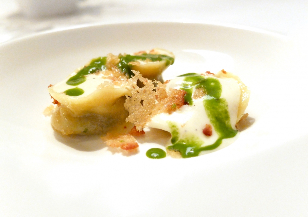 Galleria fotografica






Nella fotogallery di Tanio Liotta, le nostre due cene (risalgono a qualche mese fa, gli ingredienti non sono invernali) al Biafora di Antonio Biafora a San Giovanni in Fiore (Cosenza) e al Qafiz di Nino Rossi a Santa Cristina d'Aspromonte (Reggio Calabria). Iniziamo con Biafora, notevolissima la sua capacità di raccontare il territorio richiamando la tradizione in termini moderni, con variazioni gustative continue e un uso intelligente dei contrasti. Qui Cervella d'agnello impanate con lamponi: si parte subito con coraggio, e il piatto è delizioso









Baccalà («Un pesce da silano»), pellicola di peperone crusco, acciuga, oliva e pelle fritta









«Il panino di mia nonna», con sopra la peperonata









Il pane del Biafora, una delle migliori proposte del 2016, per noi: la tradizionale pitta calabrese, un pane di castagne, che era quello dei poveri, duro, fatto con le castagne tostate, un po' di farina e il latte, e poi quello più classico, ma sempre da lievito madre, 48 ore di maturazione e 10 di lievitazione









Gambero crudo, zuppetta di melone e timo: «Al mercato di Crotone il gambero crudo era lo spuntino di mio nonno alle 4 di mattina, insieme alla pitta con il fegato di vitello»









Trota silana, pesca, liquirizia e menta









Tartare di coscia di podolica, anice selvatico, schiuma di birra e sedano, «l'anice selvatico cresce dalle nostre parti, l'ho scoperto l'anno scorso». Notevolissima anche la Lingua di podolica, kefir di capra e uva spina marinata all'aceto









Fusilli, aglio, olio, cicoria e lepre marinata nello zenzero: grandissimo piatto









Stroncatura (pasta tradizionale calabrese) con cipolla, la sua cenere, sardella, salsa di plancton con peperoncino ed extravergine









Cervo, lattuga marinata, kiwi e olio affumicato: squisito









Anguria osmotizzata con distillato di anice selvatico e menta









Biafora sa osare: Ghiacciolo allo xilitolo, cremoso di limone e pepe di Timut









Brownie al cioccolato, ribes, gelato al finocchietto selvatico e caramello salato









Macarons finali









E ora la cena al Qafiz di Nino Rossi, classe 1981, già con Niederkofler e Perbellini, forse il più esperto e strutturato tra i giovani chef calabresi (e con il sala la bravissima e cordiale Rossella Audino). Si parte con Lecca lecca di agnello e ciliegie, Tartelletta di pesce spada affumicato con maionese all'aglio, Terrina di coda con maionese affumicata









Alice fritta, chutney di cipolle









Créme brulée alla 'nduja









Battuta al coltello di podolica, semifreddo di provola ed erbe fresche









Finto taco con guacamole, cipolla di Tropea e ventresca di tonno









Polpo grigliato, terrina di maiale, tenerumi di zucchina e salsa acida









Riso, patate e cozze con pomodoro confit e clorifilla di prezzemolo






