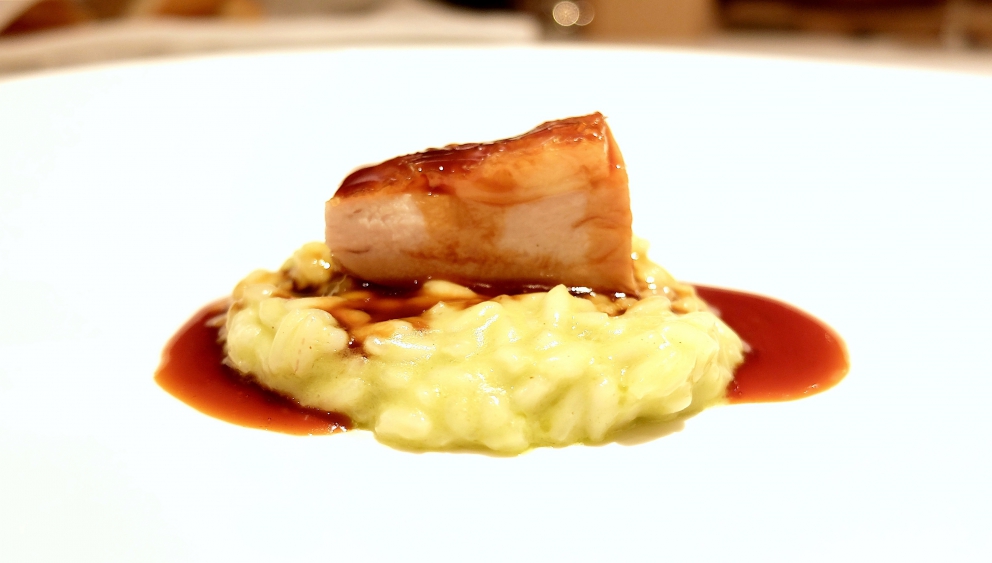 Galleria fotografica






Appetizer (tutte le foto sono di Tanio Liotta). Il menu dei 20 anni è disponibile fino al 30 giugno









2011 - Insalata di erbe del Maso Aspinger









2006 - Solo pomodoro









2001 - Carpaccio di scampi con vinaigrette di finocchio e melone









2007 - Vitello tonnato St. Hubertus









2010 - Orto di lumache









2000 - Variazione di fegato grasso d’oca, creme brûlée e terrina di fegato grasso con anguilla









2009 - Tortelli ripieni con zabaione di porcini, aglio nero fermentato, olio di abete e crumble di porcini









2012 - Orzotto con burro di capra, gelatina di verbena al limone









1996 - Tagliolini con rapa bianca, tartufo nero di Norcia e rucola









2013 - Gnocchi di rapa rossa, terra di birra e crema di daikon






