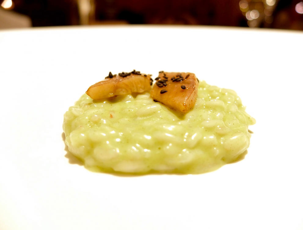 Galleria fotografica






Appetizer (tutte le foto sono di Tanio Liotta). Il menu dei 20 anni è disponibile fino al 30 giugno









2011 - Insalata di erbe del Maso Aspinger









2006 - Solo pomodoro









2001 - Carpaccio di scampi con vinaigrette di finocchio e melone









2007 - Vitello tonnato St. Hubertus









2010 - Orto di lumache









2000 - Variazione di fegato grasso d’oca, creme brûlée e terrina di fegato grasso con anguilla









2009 - Tortelli ripieni con zabaione di porcini, aglio nero fermentato, olio di abete e crumble di porcini









2012 - Orzotto con burro di capra, gelatina di verbena al limone









1996 - Tagliolini con rapa bianca, tartufo nero di Norcia e rucola









2013 - Gnocchi di rapa rossa, terra di birra e crema di daikon









1997 - Risotto al pino mugo con petto di faraona affumicata






