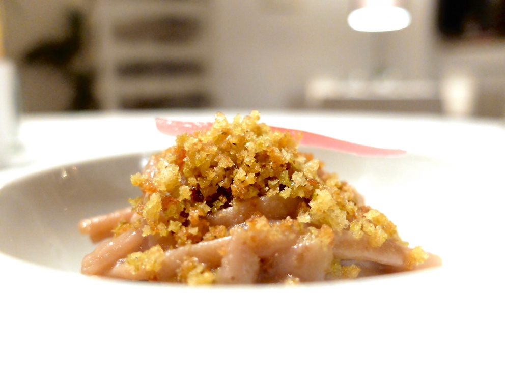 Galleria fotografica






Nella fotogallery di Tanio Liotta, le nostre due cene (risalgono a qualche mese fa, gli ingredienti non sono invernali) al Biafora di Antonio Biafora a San Giovanni in Fiore (Cosenza) e al Qafiz di Nino Rossi a Santa Cristina d'Aspromonte (Reggio Calabria). Iniziamo con Biafora, notevolissima la sua capacità di raccontare il territorio richiamando la tradizione in termini moderni, con variazioni gustative continue e un uso intelligente dei contrasti. Qui Cervella d'agnello impanate con lamponi: si parte subito con coraggio, e il piatto è delizioso









Baccalà («Un pesce da silano»), pellicola di peperone crusco, acciuga, oliva e pelle fritta









«Il panino di mia nonna», con sopra la peperonata









Il pane del Biafora, una delle migliori proposte del 2016, per noi: la tradizionale pitta calabrese, un pane di castagne, che era quello dei poveri, duro, fatto con le castagne tostate, un po' di farina e il latte, e poi quello più classico, ma sempre da lievito madre, 48 ore di maturazione e 10 di lievitazione









Gambero crudo, zuppetta di melone e timo: «Al mercato di Crotone il gambero crudo era lo spuntino di mio nonno alle 4 di mattina, insieme alla pitta con il fegato di vitello»









Trota silana, pesca, liquirizia e menta









Tartare di coscia di podolica, anice selvatico, schiuma di birra e sedano, «l'anice selvatico cresce dalle nostre parti, l'ho scoperto l'anno scorso». Notevolissima anche la Lingua di podolica, kefir di capra e uva spina marinata all'aceto









Fusilli, aglio, olio, cicoria e lepre marinata nello zenzero: grandissimo piatto









Stroncatura (pasta tradizionale calabrese) con cipolla, la sua cenere, sardella, salsa di plancton con peperoncino ed extravergine









Cervo, lattuga marinata, kiwi e olio affumicato: squisito









Anguria osmotizzata con distillato di anice selvatico e menta









Biafora sa osare: Ghiacciolo allo xilitolo, cremoso di limone e pepe di Timut









Brownie al cioccolato, ribes, gelato al finocchietto selvatico e caramello salato









Macarons finali









E ora la cena al Qafiz di Nino Rossi, classe 1981, già con Niederkofler e Perbellini, forse il più esperto e strutturato tra i giovani chef calabresi (e con il sala la bravissima e cordiale Rossella Audino). Si parte con Lecca lecca di agnello e ciliegie, Tartelletta di pesce spada affumicato con maionese all'aglio, Terrina di coda con maionese affumicata









Alice fritta, chutney di cipolle









Créme brulée alla 'nduja









Battuta al coltello di podolica, semifreddo di provola ed erbe fresche









Finto taco con guacamole, cipolla di Tropea e ventresca di tonno









Polpo grigliato, terrina di maiale, tenerumi di zucchina e salsa acida









Riso, patate e cozze con pomodoro confit e clorifilla di prezzemolo









Mi son perso a Nerano... Raviolo di zucchina fritta, spuma di caciocavallo di bufala, pepe di Sechuan, basilico






