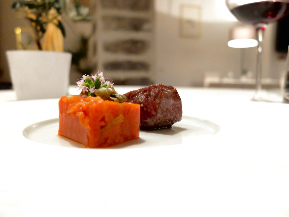 Galleria fotografica






Nella fotogallery di Tanio Liotta, le nostre due cene (risalgono a qualche mese fa, gli ingredienti non sono invernali) al Biafora di Antonio Biafora a San Giovanni in Fiore (Cosenza) e al Qafiz di Nino Rossi a Santa Cristina d'Aspromonte (Reggio Calabria). Iniziamo con Biafora, notevolissima la sua capacità di raccontare il territorio richiamando la tradizione in termini moderni, con variazioni gustative continue e un uso intelligente dei contrasti. Qui Cervella d'agnello impanate con lamponi: si parte subito con coraggio, e il piatto è delizioso









Baccalà («Un pesce da silano»), pellicola di peperone crusco, acciuga, oliva e pelle fritta









«Il panino di mia nonna», con sopra la peperonata









Il pane del Biafora, una delle migliori proposte del 2016, per noi: la tradizionale pitta calabrese, un pane di castagne, che era quello dei poveri, duro, fatto con le castagne tostate, un po' di farina e il latte, e poi quello più classico, ma sempre da lievito madre, 48 ore di maturazione e 10 di lievitazione









Gambero crudo, zuppetta di melone e timo: «Al mercato di Crotone il gambero crudo era lo spuntino di mio nonno alle 4 di mattina, insieme alla pitta con il fegato di vitello»









Trota silana, pesca, liquirizia e menta









Tartare di coscia di podolica, anice selvatico, schiuma di birra e sedano, «l'anice selvatico cresce dalle nostre parti, l'ho scoperto l'anno scorso». Notevolissima anche la Lingua di podolica, kefir di capra e uva spina marinata all'aceto









Fusilli, aglio, olio, cicoria e lepre marinata nello zenzero: grandissimo piatto









Stroncatura (pasta tradizionale calabrese) con cipolla, la sua cenere, sardella, salsa di plancton con peperoncino ed extravergine









Cervo, lattuga marinata, kiwi e olio affumicato: squisito









Anguria osmotizzata con distillato di anice selvatico e menta









Biafora sa osare: Ghiacciolo allo xilitolo, cremoso di limone e pepe di Timut









Brownie al cioccolato, ribes, gelato al finocchietto selvatico e caramello salato









Macarons finali









E ora la cena al Qafiz di Nino Rossi, classe 1981, già con Niederkofler e Perbellini, forse il più esperto e strutturato tra i giovani chef calabresi (e con il sala la bravissima e cordiale Rossella Audino). Si parte con Lecca lecca di agnello e ciliegie, Tartelletta di pesce spada affumicato con maionese all'aglio, Terrina di coda con maionese affumicata









Alice fritta, chutney di cipolle









Créme brulée alla 'nduja









Battuta al coltello di podolica, semifreddo di provola ed erbe fresche









Finto taco con guacamole, cipolla di Tropea e ventresca di tonno









Polpo grigliato, terrina di maiale, tenerumi di zucchina e salsa acida









Riso, patate e cozze con pomodoro confit e clorifilla di prezzemolo









Mi son perso a Nerano... Raviolo di zucchina fritta, spuma di caciocavallo di bufala, pepe di Sechuan, basilico









Stroncatura, cipolla di Tropea leggermente affumicata, foglie di limone, alici di Sciacca e pane croccante






