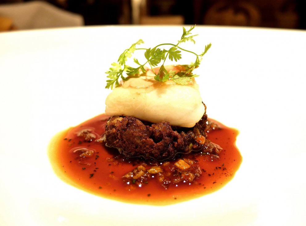 Galleria fotografica






Appetizer (tutte le foto sono di Tanio Liotta). Il menu dei 20 anni è disponibile fino al 30 giugno









2011 - Insalata di erbe del Maso Aspinger









2006 - Solo pomodoro









2001 - Carpaccio di scampi con vinaigrette di finocchio e melone









2007 - Vitello tonnato St. Hubertus









2010 - Orto di lumache









2000 - Variazione di fegato grasso d’oca, creme brûlée e terrina di fegato grasso con anguilla









2009 - Tortelli ripieni con zabaione di porcini, aglio nero fermentato, olio di abete e crumble di porcini









2012 - Orzotto con burro di capra, gelatina di verbena al limone









1996 - Tagliolini con rapa bianca, tartufo nero di Norcia e rucola









2013 - Gnocchi di rapa rossa, terra di birra e crema di daikon









1997 - Risotto al pino mugo con petto di faraona affumicata









2002 - Risotto con wasabi e anguillla leggermente affumicata









2016 - Salmerino & Cavoli









1999 - Triglia ripiena con pomodori e basilico su calamari croccanti e salsa al coriandolo






