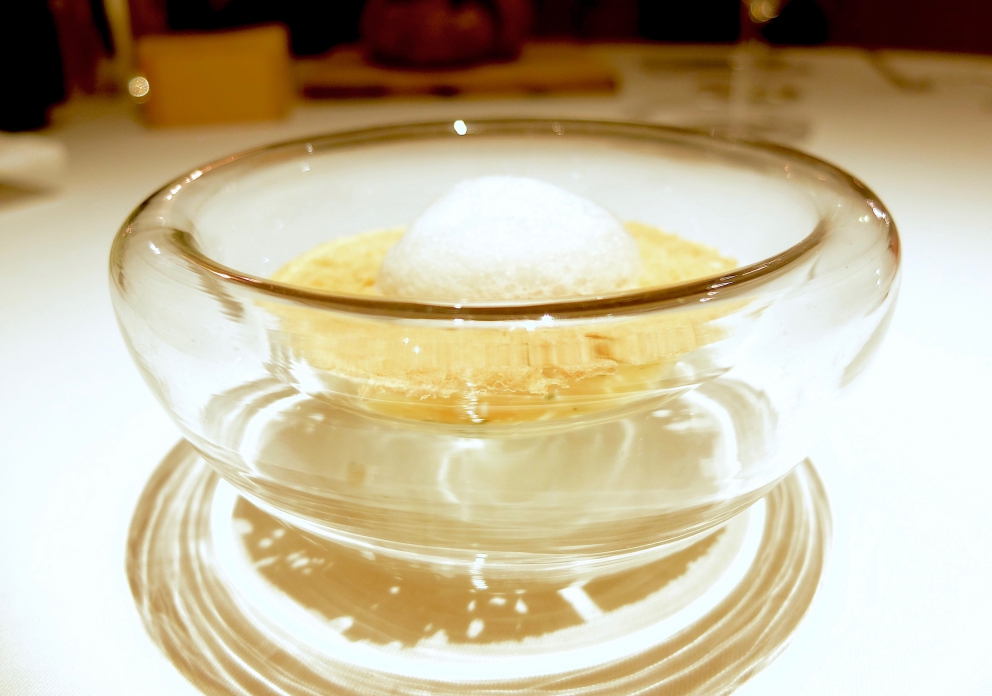 Galleria fotografica






Appetizer (tutte le foto sono di Tanio Liotta). Il menu dei 20 anni è disponibile fino al 30 giugno









2011 - Insalata di erbe del Maso Aspinger









2006 - Solo pomodoro









2001 - Carpaccio di scampi con vinaigrette di finocchio e melone









2007 - Vitello tonnato St. Hubertus









2010 - Orto di lumache









2000 - Variazione di fegato grasso d’oca, creme brûlée e terrina di fegato grasso con anguilla









2009 - Tortelli ripieni con zabaione di porcini, aglio nero fermentato, olio di abete e crumble di porcini









2012 - Orzotto con burro di capra, gelatina di verbena al limone









1996 - Tagliolini con rapa bianca, tartufo nero di Norcia e rucola









2013 - Gnocchi di rapa rossa, terra di birra e crema di daikon









1997 - Risotto al pino mugo con petto di faraona affumicata









2002 - Risotto con wasabi e anguillla leggermente affumicata









2016 - Salmerino & Cavoli









1999 - Triglia ripiena con pomodori e basilico su calamari croccanti e salsa al coriandolo









2004 - “Geröstel” di sanguinaccio con rombo, scalogno e fegato grasso affumicato






