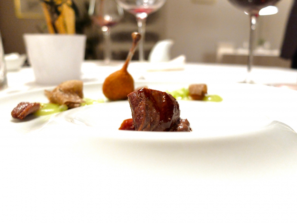 Galleria fotografica






Nella fotogallery di Tanio Liotta, le nostre due cene (risalgono a qualche mese fa, gli ingredienti non sono invernali) al Biafora di Antonio Biafora a San Giovanni in Fiore (Cosenza) e al Qafiz di Nino Rossi a Santa Cristina d'Aspromonte (Reggio Calabria). Iniziamo con Biafora, notevolissima la sua capacità di raccontare il territorio richiamando la tradizione in termini moderni, con variazioni gustative continue e un uso intelligente dei contrasti. Qui Cervella d'agnello impanate con lamponi: si parte subito con coraggio, e il piatto è delizioso









Baccalà («Un pesce da silano»), pellicola di peperone crusco, acciuga, oliva e pelle fritta









«Il panino di mia nonna», con sopra la peperonata









Il pane del Biafora, una delle migliori proposte del 2016, per noi: la tradizionale pitta calabrese, un pane di castagne, che era quello dei poveri, duro, fatto con le castagne tostate, un po' di farina e il latte, e poi quello più classico, ma sempre da lievito madre, 48 ore di maturazione e 10 di lievitazione









Gambero crudo, zuppetta di melone e timo: «Al mercato di Crotone il gambero crudo era lo spuntino di mio nonno alle 4 di mattina, insieme alla pitta con il fegato di vitello»









Trota silana, pesca, liquirizia e menta









Tartare di coscia di podolica, anice selvatico, schiuma di birra e sedano, «l'anice selvatico cresce dalle nostre parti, l'ho scoperto l'anno scorso». Notevolissima anche la Lingua di podolica, kefir di capra e uva spina marinata all'aceto









Fusilli, aglio, olio, cicoria e lepre marinata nello zenzero: grandissimo piatto









Stroncatura (pasta tradizionale calabrese) con cipolla, la sua cenere, sardella, salsa di plancton con peperoncino ed extravergine









Cervo, lattuga marinata, kiwi e olio affumicato: squisito









Anguria osmotizzata con distillato di anice selvatico e menta









Biafora sa osare: Ghiacciolo allo xilitolo, cremoso di limone e pepe di Timut









Brownie al cioccolato, ribes, gelato al finocchietto selvatico e caramello salato









Macarons finali









E ora la cena al Qafiz di Nino Rossi, classe 1981, già con Niederkofler e Perbellini, forse il più esperto e strutturato tra i giovani chef calabresi (e con il sala la bravissima e cordiale Rossella Audino). Si parte con Lecca lecca di agnello e ciliegie, Tartelletta di pesce spada affumicato con maionese all'aglio, Terrina di coda con maionese affumicata









Alice fritta, chutney di cipolle









Créme brulée alla 'nduja









Battuta al coltello di podolica, semifreddo di provola ed erbe fresche









Finto taco con guacamole, cipolla di Tropea e ventresca di tonno









Polpo grigliato, terrina di maiale, tenerumi di zucchina e salsa acida









Riso, patate e cozze con pomodoro confit e clorifilla di prezzemolo









Mi son perso a Nerano... Raviolo di zucchina fritta, spuma di caciocavallo di bufala, pepe di Sechuan, basilico









Stroncatura, cipolla di Tropea leggermente affumicata, foglie di limone, alici di Sciacca e pane croccante









Carne alla pizzaiola: terrina di pomodoro, capperi, fiori d'origano, manzetta






