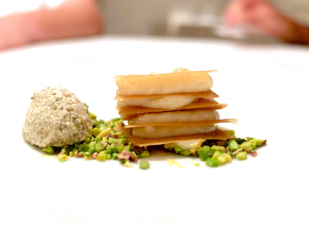 Galleria fotografica






Nella fotogallery di Tanio Liotta, le nostre due cene (risalgono a qualche mese fa, gli ingredienti non sono invernali) al Biafora di Antonio Biafora a San Giovanni in Fiore (Cosenza) e al Qafiz di Nino Rossi a Santa Cristina d'Aspromonte (Reggio Calabria). Iniziamo con Biafora, notevolissima la sua capacità di raccontare il territorio richiamando la tradizione in termini moderni, con variazioni gustative continue e un uso intelligente dei contrasti. Qui Cervella d'agnello impanate con lamponi: si parte subito con coraggio, e il piatto è delizioso









Baccalà («Un pesce da silano»), pellicola di peperone crusco, acciuga, oliva e pelle fritta









«Il panino di mia nonna», con sopra la peperonata









Il pane del Biafora, una delle migliori proposte del 2016, per noi: la tradizionale pitta calabrese, un pane di castagne, che era quello dei poveri, duro, fatto con le castagne tostate, un po' di farina e il latte, e poi quello più classico, ma sempre da lievito madre, 48 ore di maturazione e 10 di lievitazione









Gambero crudo, zuppetta di melone e timo: «Al mercato di Crotone il gambero crudo era lo spuntino di mio nonno alle 4 di mattina, insieme alla pitta con il fegato di vitello»









Trota silana, pesca, liquirizia e menta









Tartare di coscia di podolica, anice selvatico, schiuma di birra e sedano, «l'anice selvatico cresce dalle nostre parti, l'ho scoperto l'anno scorso». Notevolissima anche la Lingua di podolica, kefir di capra e uva spina marinata all'aceto









Fusilli, aglio, olio, cicoria e lepre marinata nello zenzero: grandissimo piatto









Stroncatura (pasta tradizionale calabrese) con cipolla, la sua cenere, sardella, salsa di plancton con peperoncino ed extravergine









Cervo, lattuga marinata, kiwi e olio affumicato: squisito









Anguria osmotizzata con distillato di anice selvatico e menta









Biafora sa osare: Ghiacciolo allo xilitolo, cremoso di limone e pepe di Timut









Brownie al cioccolato, ribes, gelato al finocchietto selvatico e caramello salato









Macarons finali









E ora la cena al Qafiz di Nino Rossi, classe 1981, già con Niederkofler e Perbellini, forse il più esperto e strutturato tra i giovani chef calabresi (e con il sala la bravissima e cordiale Rossella Audino). Si parte con Lecca lecca di agnello e ciliegie, Tartelletta di pesce spada affumicato con maionese all'aglio, Terrina di coda con maionese affumicata









Alice fritta, chutney di cipolle









Créme brulée alla 'nduja









Battuta al coltello di podolica, semifreddo di provola ed erbe fresche









Finto taco con guacamole, cipolla di Tropea e ventresca di tonno









Polpo grigliato, terrina di maiale, tenerumi di zucchina e salsa acida









Riso, patate e cozze con pomodoro confit e clorifilla di prezzemolo









Mi son perso a Nerano... Raviolo di zucchina fritta, spuma di caciocavallo di bufala, pepe di Sechuan, basilico









Stroncatura, cipolla di Tropea leggermente affumicata, foglie di limone, alici di Sciacca e pane croccante









Carne alla pizzaiola: terrina di pomodoro, capperi, fiori d'origano, manzetta









Piccione, mousse di piparelli, tartufo del Pollino, salsa al Carpano, sedano in due consistenze






