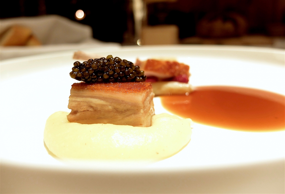 Galleria fotografica






Appetizer (tutte le foto sono di Tanio Liotta). Il menu dei 20 anni è disponibile fino al 30 giugno









2011 - Insalata di erbe del Maso Aspinger









2006 - Solo pomodoro









2001 - Carpaccio di scampi con vinaigrette di finocchio e melone









2007 - Vitello tonnato St. Hubertus









2010 - Orto di lumache









2000 - Variazione di fegato grasso d’oca, creme brûlée e terrina di fegato grasso con anguilla









2009 - Tortelli ripieni con zabaione di porcini, aglio nero fermentato, olio di abete e crumble di porcini









2012 - Orzotto con burro di capra, gelatina di verbena al limone









1996 - Tagliolini con rapa bianca, tartufo nero di Norcia e rucola









2013 - Gnocchi di rapa rossa, terra di birra e crema di daikon









1997 - Risotto al pino mugo con petto di faraona affumicata









2002 - Risotto con wasabi e anguillla leggermente affumicata









2016 - Salmerino & Cavoli









1999 - Triglia ripiena con pomodori e basilico su calamari croccanti e salsa al coriandolo









2004 - “Geröstel” di sanguinaccio con rombo, scalogno e fegato grasso affumicato









2005 - Trippa al latte, schiuma di vino Terlano






