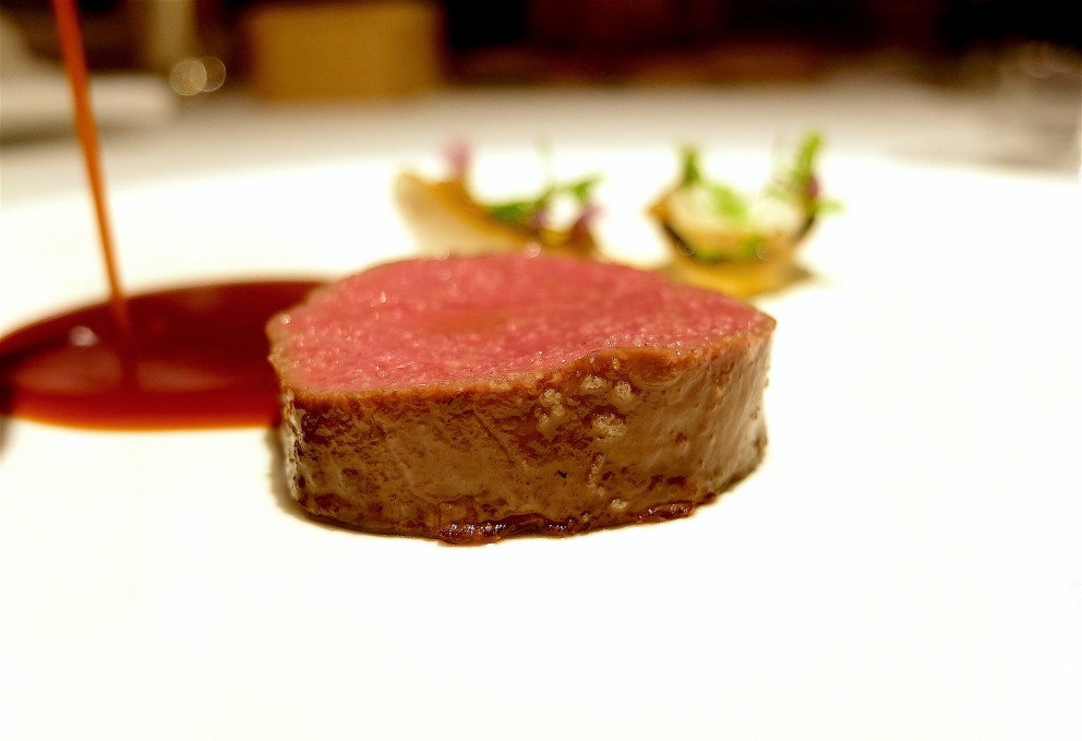 Galleria fotografica






Appetizer (tutte le foto sono di Tanio Liotta). Il menu dei 20 anni è disponibile fino al 30 giugno









2011 - Insalata di erbe del Maso Aspinger









2006 - Solo pomodoro









2001 - Carpaccio di scampi con vinaigrette di finocchio e melone









2007 - Vitello tonnato St. Hubertus









2010 - Orto di lumache









2000 - Variazione di fegato grasso d’oca, creme brûlée e terrina di fegato grasso con anguilla









2009 - Tortelli ripieni con zabaione di porcini, aglio nero fermentato, olio di abete e crumble di porcini









2012 - Orzotto con burro di capra, gelatina di verbena al limone









1996 - Tagliolini con rapa bianca, tartufo nero di Norcia e rucola









2013 - Gnocchi di rapa rossa, terra di birra e crema di daikon









1997 - Risotto al pino mugo con petto di faraona affumicata









2002 - Risotto con wasabi e anguillla leggermente affumicata









2016 - Salmerino & Cavoli









1999 - Triglia ripiena con pomodori e basilico su calamari croccanti e salsa al coriandolo









2004 - “Geröstel” di sanguinaccio con rombo, scalogno e fegato grasso affumicato









2005 - Trippa al latte, schiuma di vino Terlano









2003 - Variazione di maialino da latte






