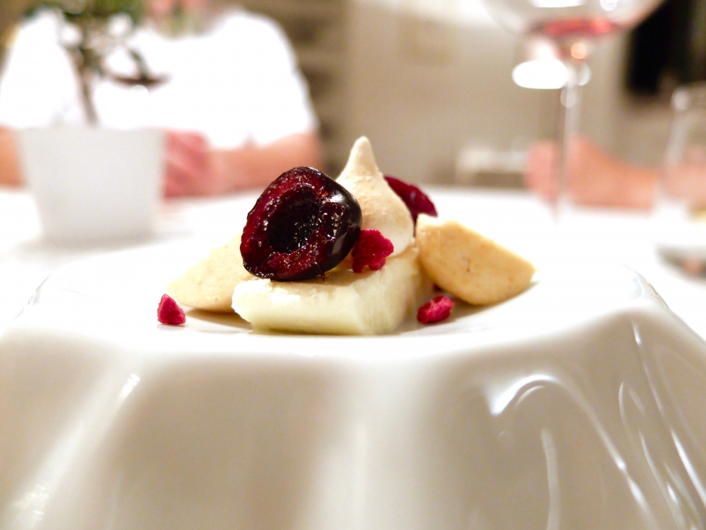 Galleria fotografica






Nella fotogallery di Tanio Liotta, le nostre due cene (risalgono a qualche mese fa, gli ingredienti non sono invernali) al Biafora di Antonio Biafora a San Giovanni in Fiore (Cosenza) e al Qafiz di Nino Rossi a Santa Cristina d'Aspromonte (Reggio Calabria). Iniziamo con Biafora, notevolissima la sua capacità di raccontare il territorio richiamando la tradizione in termini moderni, con variazioni gustative continue e un uso intelligente dei contrasti. Qui Cervella d'agnello impanate con lamponi: si parte subito con coraggio, e il piatto è delizioso









Baccalà («Un pesce da silano»), pellicola di peperone crusco, acciuga, oliva e pelle fritta









«Il panino di mia nonna», con sopra la peperonata









Il pane del Biafora, una delle migliori proposte del 2016, per noi: la tradizionale pitta calabrese, un pane di castagne, che era quello dei poveri, duro, fatto con le castagne tostate, un po' di farina e il latte, e poi quello più classico, ma sempre da lievito madre, 48 ore di maturazione e 10 di lievitazione









Gambero crudo, zuppetta di melone e timo: «Al mercato di Crotone il gambero crudo era lo spuntino di mio nonno alle 4 di mattina, insieme alla pitta con il fegato di vitello»









Trota silana, pesca, liquirizia e menta









Tartare di coscia di podolica, anice selvatico, schiuma di birra e sedano, «l'anice selvatico cresce dalle nostre parti, l'ho scoperto l'anno scorso». Notevolissima anche la Lingua di podolica, kefir di capra e uva spina marinata all'aceto









Fusilli, aglio, olio, cicoria e lepre marinata nello zenzero: grandissimo piatto









Stroncatura (pasta tradizionale calabrese) con cipolla, la sua cenere, sardella, salsa di plancton con peperoncino ed extravergine









Cervo, lattuga marinata, kiwi e olio affumicato: squisito









Anguria osmotizzata con distillato di anice selvatico e menta









Biafora sa osare: Ghiacciolo allo xilitolo, cremoso di limone e pepe di Timut









Brownie al cioccolato, ribes, gelato al finocchietto selvatico e caramello salato









Macarons finali









E ora la cena al Qafiz di Nino Rossi, classe 1981, già con Niederkofler e Perbellini, forse il più esperto e strutturato tra i giovani chef calabresi (e con il sala la bravissima e cordiale Rossella Audino). Si parte con Lecca lecca di agnello e ciliegie, Tartelletta di pesce spada affumicato con maionese all'aglio, Terrina di coda con maionese affumicata









Alice fritta, chutney di cipolle









Créme brulée alla 'nduja









Battuta al coltello di podolica, semifreddo di provola ed erbe fresche









Finto taco con guacamole, cipolla di Tropea e ventresca di tonno









Polpo grigliato, terrina di maiale, tenerumi di zucchina e salsa acida









Riso, patate e cozze con pomodoro confit e clorifilla di prezzemolo









Mi son perso a Nerano... Raviolo di zucchina fritta, spuma di caciocavallo di bufala, pepe di Sechuan, basilico









Stroncatura, cipolla di Tropea leggermente affumicata, foglie di limone, alici di Sciacca e pane croccante









Carne alla pizzaiola: terrina di pomodoro, capperi, fiori d'origano, manzetta









Piccione, mousse di piparelli, tartufo del Pollino, salsa al Carpano, sedano in due consistenze









Millefoglie di vaniglia, gelato ai capperi e bergamotto






