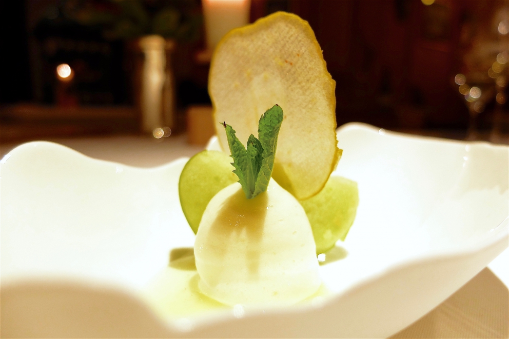 Galleria fotografica






Appetizer (tutte le foto sono di Tanio Liotta). Il menu dei 20 anni è disponibile fino al 30 giugno









2011 - Insalata di erbe del Maso Aspinger









2006 - Solo pomodoro









2001 - Carpaccio di scampi con vinaigrette di finocchio e melone









2007 - Vitello tonnato St. Hubertus









2010 - Orto di lumache









2000 - Variazione di fegato grasso d’oca, creme brûlée e terrina di fegato grasso con anguilla









2009 - Tortelli ripieni con zabaione di porcini, aglio nero fermentato, olio di abete e crumble di porcini









2012 - Orzotto con burro di capra, gelatina di verbena al limone









1996 - Tagliolini con rapa bianca, tartufo nero di Norcia e rucola









2013 - Gnocchi di rapa rossa, terra di birra e crema di daikon









1997 - Risotto al pino mugo con petto di faraona affumicata









2002 - Risotto con wasabi e anguillla leggermente affumicata









2016 - Salmerino & Cavoli









1999 - Triglia ripiena con pomodori e basilico su calamari croccanti e salsa al coriandolo









2004 - “Geröstel” di sanguinaccio con rombo, scalogno e fegato grasso affumicato









2005 - Trippa al latte, schiuma di vino Terlano









2003 - Variazione di maialino da latte









1998 - Filetto di bue di malga in crosta di sale e fieno






