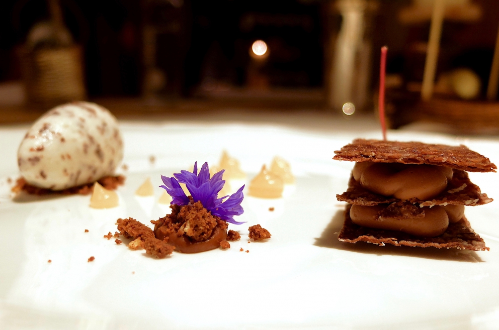 Galleria fotografica






Appetizer (tutte le foto sono di Tanio Liotta). Il menu dei 20 anni è disponibile fino al 30 giugno









2011 - Insalata di erbe del Maso Aspinger









2006 - Solo pomodoro









2001 - Carpaccio di scampi con vinaigrette di finocchio e melone









2007 - Vitello tonnato St. Hubertus









2010 - Orto di lumache









2000 - Variazione di fegato grasso d’oca, creme brûlée e terrina di fegato grasso con anguilla









2009 - Tortelli ripieni con zabaione di porcini, aglio nero fermentato, olio di abete e crumble di porcini









2012 - Orzotto con burro di capra, gelatina di verbena al limone









1996 - Tagliolini con rapa bianca, tartufo nero di Norcia e rucola









2013 - Gnocchi di rapa rossa, terra di birra e crema di daikon









1997 - Risotto al pino mugo con petto di faraona affumicata









2002 - Risotto con wasabi e anguillla leggermente affumicata









2016 - Salmerino & Cavoli









1999 - Triglia ripiena con pomodori e basilico su calamari croccanti e salsa al coriandolo









2004 - “Geröstel” di sanguinaccio con rombo, scalogno e fegato grasso affumicato









2005 - Trippa al latte, schiuma di vino Terlano









2003 - Variazione di maialino da latte









1998 - Filetto di bue di malga in crosta di sale e fieno









Predessert






