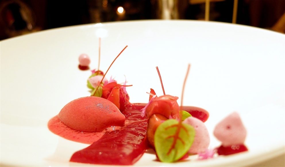 Galleria fotografica






Appetizer (tutte le foto sono di Tanio Liotta). Il menu dei 20 anni è disponibile fino al 30 giugno









2011 - Insalata di erbe del Maso Aspinger









2006 - Solo pomodoro









2001 - Carpaccio di scampi con vinaigrette di finocchio e melone









2007 - Vitello tonnato St. Hubertus









2010 - Orto di lumache









2000 - Variazione di fegato grasso d’oca, creme brûlée e terrina di fegato grasso con anguilla









2009 - Tortelli ripieni con zabaione di porcini, aglio nero fermentato, olio di abete e crumble di porcini









2012 - Orzotto con burro di capra, gelatina di verbena al limone









1996 - Tagliolini con rapa bianca, tartufo nero di Norcia e rucola









2013 - Gnocchi di rapa rossa, terra di birra e crema di daikon









1997 - Risotto al pino mugo con petto di faraona affumicata









2002 - Risotto con wasabi e anguillla leggermente affumicata









2016 - Salmerino & Cavoli









1999 - Triglia ripiena con pomodori e basilico su calamari croccanti e salsa al coriandolo









2004 - “Geröstel” di sanguinaccio con rombo, scalogno e fegato grasso affumicato









2005 - Trippa al latte, schiuma di vino Terlano









2003 - Variazione di maialino da latte









1998 - Filetto di bue di malga in crosta di sale e fieno









Predessert









2015 - Millefoglie al cioccolato, gelato alla stracciatella, essenza di pesca di saturnia






