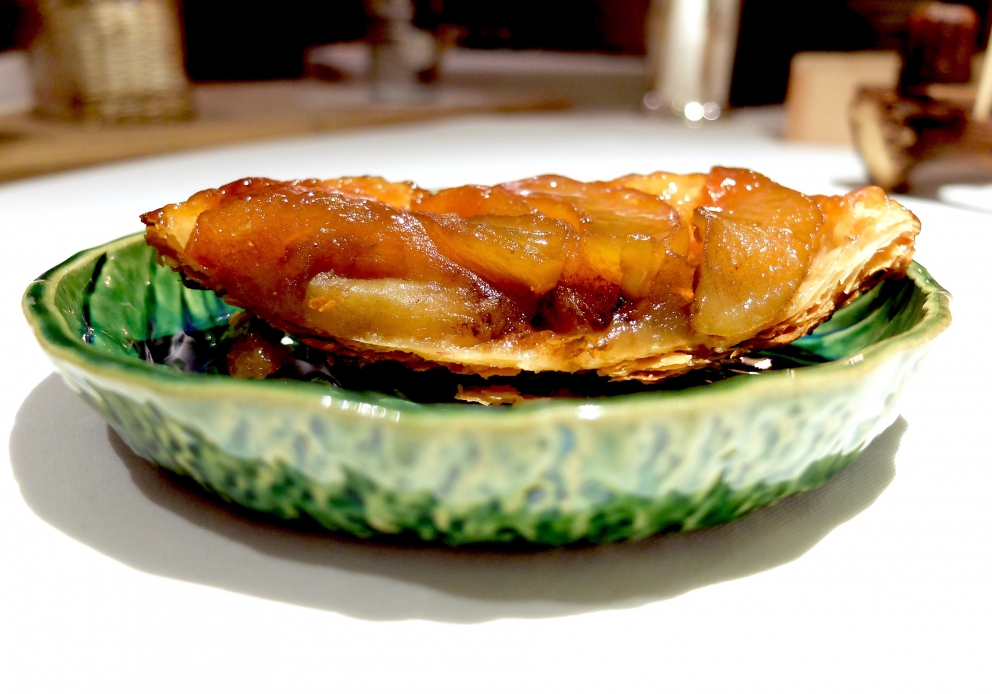 Galleria fotografica






Appetizer (tutte le foto sono di Tanio Liotta). Il menu dei 20 anni è disponibile fino al 30 giugno









2011 - Insalata di erbe del Maso Aspinger









2006 - Solo pomodoro









2001 - Carpaccio di scampi con vinaigrette di finocchio e melone









2007 - Vitello tonnato St. Hubertus









2010 - Orto di lumache









2000 - Variazione di fegato grasso d’oca, creme brûlée e terrina di fegato grasso con anguilla









2009 - Tortelli ripieni con zabaione di porcini, aglio nero fermentato, olio di abete e crumble di porcini









2012 - Orzotto con burro di capra, gelatina di verbena al limone









1996 - Tagliolini con rapa bianca, tartufo nero di Norcia e rucola









2013 - Gnocchi di rapa rossa, terra di birra e crema di daikon









1997 - Risotto al pino mugo con petto di faraona affumicata









2002 - Risotto con wasabi e anguillla leggermente affumicata









2016 - Salmerino & Cavoli









1999 - Triglia ripiena con pomodori e basilico su calamari croccanti e salsa al coriandolo









2004 - “Geröstel” di sanguinaccio con rombo, scalogno e fegato grasso affumicato









2005 - Trippa al latte, schiuma di vino Terlano









2003 - Variazione di maialino da latte









1998 - Filetto di bue di malga in crosta di sale e fieno









Predessert









2015 - Millefoglie al cioccolato, gelato alla stracciatella, essenza di pesca di saturnia









2014 - Enrosadira (significa "tramonto" in ladino)






