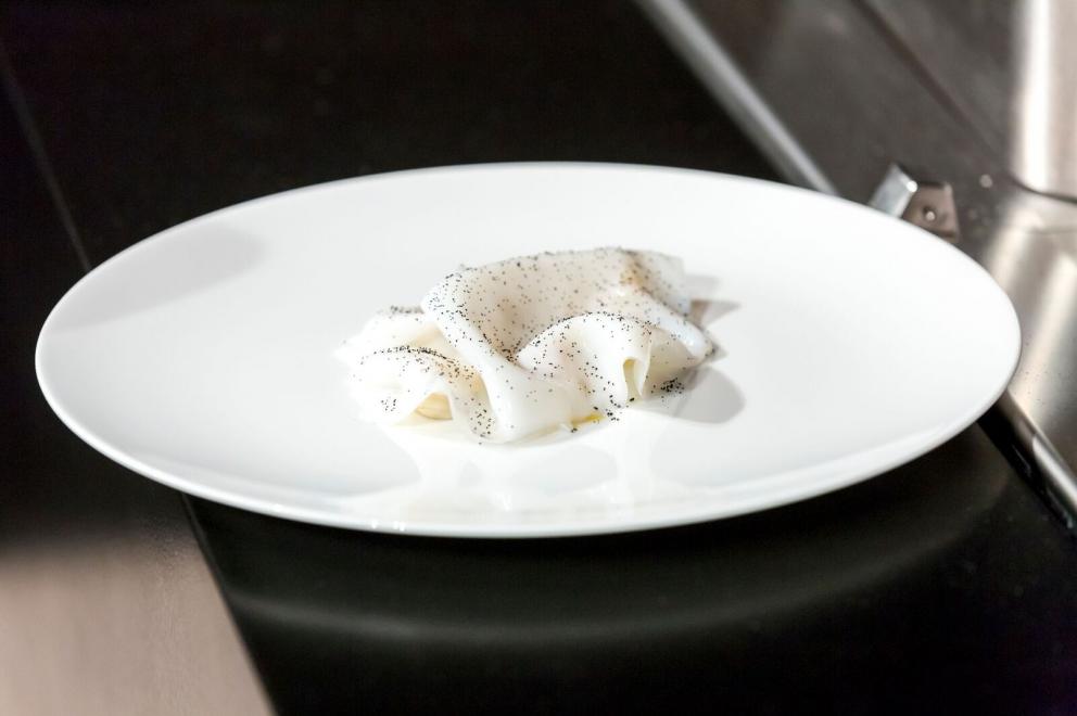 Galleria fotografica






Cinque cartoline balneari. Il primo in ordine cronologico è stato quell’Angelo Sabatelli (nella foto, con l'autore dell'articolo, Andrea Cuomo, ndr) dell’omonimo ristorante che, lasciata Monopoli, sta per riaprire a Putignano






