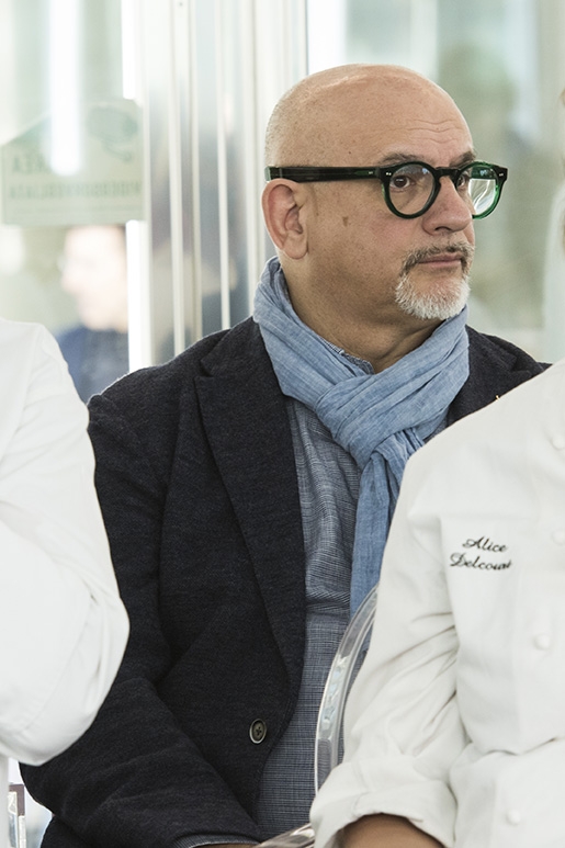 Galleria fotografica






Fabio Abbattista, Leone Felice, Erbusco (Brescia)
«Vorrei che emergesse tutta la nostra capacità di innovare e di organizzare con semplicità anche gli eventi più importanti»








Ugo Alciati, Guido, Costigliole d’Asti (Asti)
(Italian & international best chefs, 6-10 maggio)
«Vorrei tante cose, con una ciliegina sulla torta: che il mondo intero capisse quanto siamo bravi a cucinare»








Matteo Baronetto, Del Cambio, Torino
«Vorrei che si consolidasse il sistema paese. Che i cuochi marciassero uniti fino a un pensiero unico, rispettoso di tutte le sfaccettature»








Italo Bassi, Enoteca Pinchiorri, Firenze (in foto, a sinistra)
«Vorrei che si desse inizio a un nuovo Rinascimento italiano, fondato sul cibo»








Cesare Battisti, Ratanà, Milano 
«Vorrei che fosse tutto quello che non è stato finora: uno scambio di informazioni tra culture per nutrire veramente il pianeta»








Andrea Berton, Berton, Milano
(Contemporary italian chefs, 1-2 giugno)
«Vorrei che tutti quelli che passano a Rho capissero quanto sia diventata straordinaria la qualità del cibo oggi in Italia»








Renato Bosco, Saporè, San Martino Buonalbergo (Verona)
«Vorrei che il cibo diventasse il propulsore di una rivoluzione concreta del Paese»








Cristina Bowerman, Glass, Roma
(Contemporary italian chefs, 22-23 giugno)
«Vorrei che si capisse che in questo momento la cucina e la ristorazione sono motori fondamentali della nostra economia»








Daniela Cicioni, cuoca vegana
«Vorrei che, assaggiando, la gente capisse che gli alimenti di origine vegetale possono regalare esperienze soddisfacenti, appaganti e creative»








Christian e Manuel Costardi, Cinzia, Vercelli
(Contemporary italian chefs, 4-5 maggio)
«Vorrei che fosse una grande vetrina per dare valore alle peculiarità di ognuno di noi. Un punto di partenza – e non un traguardo - per poter crescere come nazione veicolando valori di energia, semplicità e identità»








Carlo Cracco, Cracco, Milano
«Vorrei che il cuoco iniziasse da qui per ritagliarsi un ruolo importante nella definizione delle politiche agricole del futuro»








Pino Cuttaia, La Madia, Licata (Agrigento) 
(Italian & international best chefs, 17-21 giugno)
«Vorrei che Expo desse valore al gesto dell’artigianato. Per questo, ci porterò anche i miei figli»








Alice Delcourt, Erba Brusca, Milano
«Vorrei che si desse enfasi e ascolto a tutti gli aspetti legati alla sostenibilità del cibo. Ai principali problemi che affliggono ogni genere alimentare»








Domenico Della Salandra (Taglio, Milano)
(staff Identità Expo)
«Vorrei che fosse la vetrina perfetta del nostro grande mestiere»








Fabrizio Ferrari, Al Porticciolo, Lecco
(Contemporary Italian chefs, 8-9 giugno)
«Vorrei che diventasse un cuneo appuntito su cui poggiare la leva di ciò che noi italiani siamo più bravi a fare: cucinare»








Gianluca Fusto, Milano
(pasticciere)
«Vorrei che si realizzasse l’unione e la conoscenza delle culture. E che questo grande viaggio tra gli ingredienti di tutto il mondo mantenesse come base fissa l’eccezionale ingrediente italiano»








Antonia Klugmann, L’Argine, Dolegna del Collio (Gorizia)
(Contemporary italian chefs, 18-19 maggio)
«Vorrei che emergesse che il cibo non è un oggetto ma un prodotto di fatica e bellezza»








Pietro Leemann, Joia, Milano
«Vorrei che fosse un punto di svolta verso una nuova alimentazione. Che si parlasse di fame nel mondo, di salute, di contenuti per coltivare meglio. Che generasse un cambiamento e non a parole»








Alessandro Negrini e Fabio Pisani, Il Luogo di Aimo e Nadia, Milano
«Vorremmo che il pubblico non italiano imparasse a conoscerci per le nostre bellezze gastronomiche»








Davide Oldani, D’O, Cornaredo (Milano)
(Italian & international best chefs, 10-14 giugno)
«Vorrei citare Papa Francesco: ‘C’è cibo per tutti ma non tutti mangiano’. Vorrei che questo cominciasse a diventare possibile»








Simone Padoan, I Tigli, San Bonifacio (Verona)
«Vorrei che fosse un’imperdibile occasione per esibire tutte le infinite sfaccettature della cucina italiana. Con buon senso»








Andrea Ribaldone, I due buoi, Alessandria (nella foto a sinistra, col fedele Domenico Schingaro)
(Executive chef Identità Expo)
«Vorrei che costruissimo assieme la vetrina di un’Italia nuova, che guarda al futuro grazie e nonostante la sua grande storia gastronomica»





