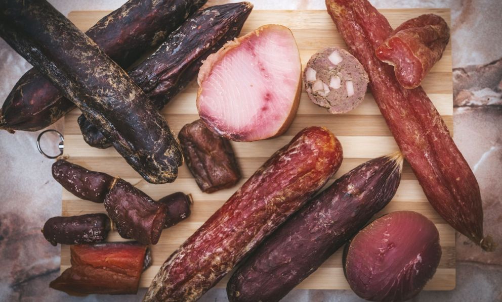 Nelle terre della norcineria e del maiale c'è un ragazzo che fa salumi, ma di mare