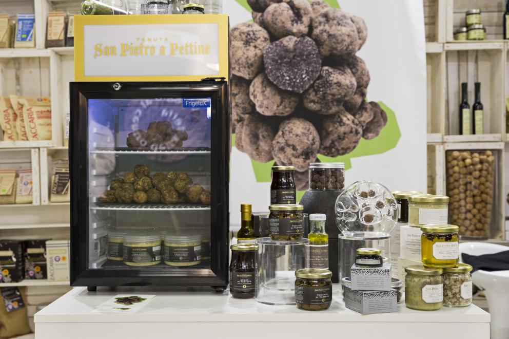 Galleria fotografica






Acetaia Giusti - Il Gran Deposito Aceto Balsamico di Giuseppe Giusti, la più antica azienda produttrice di Aceto Balsamico di Modena fondata nel 1605, ha portato al congresso l’intera Collezione Storica Giusti, una selezione di pregiati aceti balsamici invecchiati fino a 100 anni, assieme a un panettone all’aceto balsamico creato per Acetaia Giusti dall’Antica Pasticceria Muzzi. «Il nostro aceto è sempre in viaggio – ci ha raccontato Claudio Giusti – E' molto interessante vedere come viene utilizzato nelle cucine fusion di tutto il mondo, in Giappone, in Korea e nelle cucine americane e sudamericane». A Identità Golose il Banda Rossa, un aceto balsamico che invecchia in antiche botticelle risalenti al 1600, è stato in assoluto il preferito dagli chef









Agrimontana - Con Agrimontana abbiamo fatto un viaggio tra estetica, ragione e sentimento grazie a diversi appuntamenti con il pastry consultant Emmanuele Forcone che ci ha fatto scoprire forme e strutture in pasticceria; Andrea Tortora, pastry chef, che ha fatto la colomba, preparato la colazione e reinterpretato il pandoro; Diego Crosara, pastry consultant, che ha preparato un Gelato e cioccolato tra dolce e salato; e lo chef Marco Perez che ci ha mostrato un “cibo da favola” in un gioco di molteplici sapori dal gusto unico. Protagonisti i frutti della natura: zenzero candito, amarena chiara, albicocche, pere e olive siciliane candite









Alaska Seafood Marketing Institute (ASMI) - Presenti allo stand di Alaska Seafood i pesci che rappresentano l'eccellenza del gusto, il trionfo della naturalità e, soprattutto, della qualità. Abbiamo scoperto la raffinatezza dei prodotti ittici dell'Alaska: salmone selvaggio, black cod, granchio reale e ikura. Alessio Taffarello, chef di Lile in cucina, ha preparato deliziosi finger food con alcune di queste prelibatezze. Un viaggio meraviglioso dove l'alta qualità della materia prima e la libertà creativa dello chef hanno creato un'esperienza gustativa indimenticabile









Ambasciatori del Gusto - Presenti al congresso anche gli Ambasciatori del Gusto: cuochi, ristoratori, pizzaioli, sommelier, persone di sala, pasticcieri e gelatieri che attraverso il proprio mestiere si sono distinti nella valorizzazione del patrimonio agroalimentare ed enogastronomico italiano. L’associazione Ambasciatori del Gusto è una realtà senza scopo di lucro, espressione dell’eccellenza della ristorazione e della pasticceria italiana









Angelo dello chef - Angelo e Roberta Castellani hanno presentato tutto ciò che può essere utile per uno chef e ristoratore: arredo tavola, forniture complete per cucine professionali, pregiate porcellane, tutto per il finger food, macchinari, specialità alimentari e articoli per la pasticceria









Antica Corte Pallavicina - Come ogni anno i fratelli Spigaroli ci hanno proposto un viaggio di gusto tra i migliori salumi della Bassa Parmense. In primis il mitico culatello di Zibello che ora come 500 anni fa viene prodotto naturalmente, senza conservanti e affinato nelle cantine dell’Antica Corte Pallavicina. La proposta di salumi ha visto inoltre protagonisti il salame gentile, la mariola, il lardo di maiale nero e il “fioccaccio”, assieme a un culatello di Suino Nero di Parma 36 mesi abbinato a un metodo classico della cantina Berlucchi









Artmenu Factory - Con Artmenu Factory abbiamo intrapreso un viaggio all’insegna della qualità e del made in Italy: portamenu e carte dei vini nei materiali più svariati, dall’ecopelle stile canvas all’ecopelle imitazione legno. Lontana da qualsiasi criterio di standardizzazione, l’azienda lavora rigorosamente a mano le proprie realizzazioni coniugando sempre eleganza e funzionalità









Associazione Le Soste - L’associazione Le Soste riunisce ottantacinque tra i migliori ristoranti di cucina italiana nel nostro Paese e nel Mondo. L’idea originaria prese forma nel 1982 durante una cena tra ristoratori amici: alcuni tra i maggiori chef italiani stabilirono di incontrarsi periodicamente per condividere spunti e progetti sull’enogastronomia italiana d’eccellenza e rendere noti ai propri clienti i ristoranti che perseguivano quotidianamente gli ideali di cultura gastronomica, convivialità, accoglienza, cortesia e raffinatezza. Il modello di riferimento furono dal principio le grandi associazioni francesi come Traditions et Qualité e Relais Gourmands. Da allora tanti anni sono passati, ma lo spirito di amicizia tra i diversi soci, nonché il percorso comune teso all’alta qualità, animano ancora oggi i membri Le Soste






