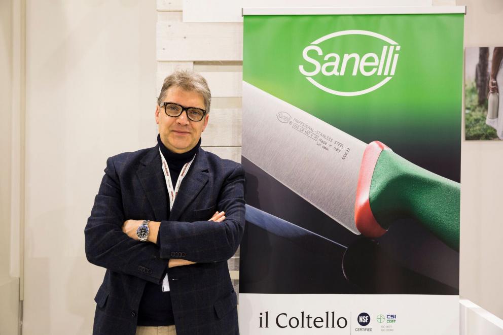 Galleria fotografica






Il viaggio nel mondo di Grana Padano è iniziato il primo giorno di congresso con due degustazioni orizzontali tenute dal Consorzio di Tutela ed è terminato con lo chef Andrea Ribaldone e i suoi sfiziosissimi finger food. La domenica Matteo Baronetto (nella foto con gli GnamBox ed Elisabetta Serraiotto, responsabile Marketing di Grana Padano) ha preparato originali tapas ideate per l'occasione, mentre per la giornata di chiusura il maestro Franco Pepe ci ha regalato la sua personale interpretazione della pizza fritta con il Grana Padano









Durante la pausa lavori, dalle 13 alle 15, lo spazio S.Pellegrino ha offerto ai visitatori del congresso la degustazione di un piatto d’autore: il sabato di Paolo Griffa e Alessandro Rapisarda (nella foto), finalisti rispettivamente della prima e della seconda edizione di S.Pellegrino Young Chef, la domenica un dolce di Loretta Fanella e lunedì il piatto Carciofo&Carciofo di Cristina Bowerman. Domenica alla tavola rotonda Coltivare il talento gli chef Cristina Bowerman, Caterina Ceraudo, Loretta Fanella, Anthony Genovese, Davide Oldani, Ciccio Sultano, Paolo Griffa e Alessandro Rapisarda hanno raccontato storie di successo tra maestri e allievi. E poi è stata da non perdere la specialissima Experience Box...









Giovanni Pellegrino, Alberto Basso e Giuseppe Lo Iudice (nella foto), giovani talenti del Premio Birra Moretti Grand Cru, hanno proposto le loro creazioni ideate in abbinamento con Birra Moretti Grand Cru, rispettivamente: Beer Donuts con Birra Moretti La Bianca, Pancia di maiale iberico, luppolo e Birra Moretti Grand Cru e Anatra alla Birra Moretti Lunga Maturazione, anche in abbinamento









Le miscele iTierra! Origins, in cui si coniugano eccellenza del prodotto, rispetto per l’ambiente e attenzione al sociale e la special edition di “Kafa”, uno dei caffè più pregiati al mondo che nasce nella foresta etiope, sono stati i  protagonisti dello spazio espositivo Lavazza, che ha ospitato un ’esperienza sensoriale con esclusivi aperitivi di food pairing firmati dallo chef Cesare Battisti e dal bartender Dennis Zoppi. A stupire i visitatori l’esclusiva auto “stellata” Smart Forfood, primo ristorante su quattro ruote nato dalla collaborazione tra Lavazza, Mercedes-Benz Italia, Michelin, Focaccia Group e Medici Style, sotto la direzione creativa di Davide Oldani (foto)









Allo stand di Vino Libero & Compagnia, il gruppo Fontanafredda (nella foto, Andrea Farinetti) ci ha raccontato la biodiversità agroalimentare italiana con un viaggio di degustazioni attraverso l’Italia del vino, tra le regioni più importanti del panorama enologico italiano, dal Piemonte fino alla Sicilia









Dopo 4 anni dalla prima edizione è tornato Bread Religion nello spazio Petra Molino Quaglia. Cuochi, pizzaioli, pasticcieri e panettieri hanno accompagnato gli ospiti del congresso lungo un viaggio di profumi e sapori che parte dal grano. Pagnotte da affettare, ciabatte alveolate, focacce salate e dolci lievitati, panini morbidi o con la crosta, impasti di lievito madre con farine Petra macinate a pietra o biologiche, con e senza glutine: queste le forme del pane che i professionisti ospiti hanno farcito per interpretare la loro idea del “viaggio”









Le Cantine Ferrari hanno scelto Identità Golose per continuare il percorso di approfondimento sull’Arte dell’Ospitalità avviato lo scorso anno con The World’s 50 Best Restaurants. Il tema dell’accoglienza, molto sentito da Ferrari che da anni si impegna a valorizzare l’importante ruolo della sala, è stato raccontato sul palcoscenico dell’Auditorium alla scoperta degli elementi che rendono indimenticabile l’esperienza gastronomica. Nella giornata di lunedì lo spazio Ferrari ha offerto degustazioni di Riserve Trentodoc: Perlè, Perlè Bianco, Perlè Nero e Perlè Rosè, abbinati alle creazioni di Alfio Ghezzi, del ristorante Locanda Margon di proprietà della famiglia Lunelli (nella foto, Matteo Lunelli a Identità Milano)









Regione Lombardia ha presentato i suoi prodotti agroalimentari di qualità, un’ampia rappresentanza che si colloca ai primi posti a livello nazionale: 34 prodotti Dop e Igp, 249 prodotti tradizionali di valenza storica, 41 vini tra Docg, Doc e Igt. Allo stand di Regione Lombardia si sono alternati produttori della Valtellina, del territorio comasco e dell’Oltrepò Pavese con degustazioni dei migliori prodotti e vini locali









Il Pastificio Felicetti ha fatto viaggiare la pasta coinvolgendo tre grandi chef al Monograno Diner: Carlo Cracco (nella foto, con Paolo Lopriore) ha presentato un piatto di pasta in chiave italiana, Giorgio Nava ha proposto una cucina sudafricana e Luca Fantin una ricetta ispirata ai sapori del Giappone. Un viaggio tra i sapori del profondo sud e dell’estremo oriente che parte da casa, dall’Italia. Ogni giorno si sono alternati ai fornelli tre giovani cuochi italiani: Lucia Tellone, Sara Preceruti e Antonio Colombo, per interpretare il nuovo nato in casa Felicetti: Il Valentino, lo spaghettone dalle dimensioni più generose









Si è aperto con un omaggio a Iginio Massari (nella foto) l’importante programma dedicato alla pasticceria d'autore che ha visto Valrhona protagonista al congresso. Dossier Dessert è stata l’occasione per osservare il mondo delle pasticcerie secondo la prospettiva internazionale che caratterizza l’approccio di Valrhona, da sempre impegnata a valorizzare l’innovazione e la creatività ponendo al centro il lavoro di tanti giovani professionisti









Alce Nero ha accolto il tema del viaggio costruendo un percorso che parla di materie prime biologiche e di luoghi in cui vengono coltivate. I visitatori hanno incontrato sapori e territori attraverso quattro diverse degustazioni di 12 prodotti, scandite ogni giorno al ritmo di colazione con yogurt, miele e frollini, pranzo con pasta, riso e cereali, merenda con cioccolato, composte di frutta e succhi e aperitivi con olio extravergine di oliva, pomodori e nettari di frutta









Lo spazio espositivo di Autogrill ha ricostruito Bistrot, l’innovativo concept realizzato in collaborazione con l’Università degli Studi di Scienze Gastronomiche di Pollenzo per valorizzare i prodotti tipici e il recupero delle pratiche artigianali. Per accompagnare i visitatori in un immaginario “viaggio lungo un giorno” è stato ricreato un “open-lab” dove riflettere sui nuovi trend del food, attraverso i vari momenti della giornata









«Identità di Champagne è l’appuntamento imperdibile per scoprire il prestigio della più antica Maison de Champagne» ha affermato Andrea Pasqua (nella foto), senior brand manager di Ruinart in Italia. Quest’anno il protagonista è Ruinart Rosé, l’espressione golosa del gusto Ruinart, un elegante connubio tra lo Chardonnay e il Pinot Noir. Le creazioni enoiche dello chef de caves Frédéric Panaiotis hanno mostrato la versatilità dell’abbinamento tra l’alta gastronomia e le bollicine francesi con tre degustazioni giornaliere nel Ruinart Lounge









Berto’s, partner ufficiale per la realizzazione di tutti gli impianti di cottura, ha presentato La Cucina, una nuova divisione su misura che esalta i valori dell’unicità. Vera protagonista sul palcoscenico dell’Auditorium, La Cucina è uno strumento unico, disegnato e realizzato in esclusiva. Allo stand Berto’s si sono alternati cooking show di Paolo Cappuccio, Nicola Dinato e Alessandro Borghese. «Le nostre cucine viaggiano in più di 90 paesi da oltre 40 anni – ha spiegato Enrico Berto - La contaminazione con le altre culture e gli altri mondi è stata fondamentale per portare l’azienda a sviluppare il prodotto che abbiamo presentato a Identità Golose»









Besser Vacuum ci ha illustrato tecniche di cottura sottovuoto e cooking show con degustazioni degli chef Paolo Cappuccio (nella foto) e Marco Marras, assieme alla presentazione del libro dello chef Cappuccio Carne e Foie Gras – Tecniche di cottura e design del piatto, un manuale-ricettario sulle cotture sottovuoto









Anche quest'anno continua la collaborazione con Bragard che ha vestito gli chef con la nuova giacca Grand Chef, che affianca alla versione classica in cotone Piuma Premium il modello Allure in cotone nanotecnologia, novità presentata al congresso assieme alla linea Premium Alain Ducasse By Bragard, nata dalla collaborazione con lo chef tristellato Alain Ducasse









Alessandro Guidi e Cristina Franceschetti vestono con Caraiba le tavole dei migliori ristoranti italiani dal 1993. I loro prestigiosi articoli sono stati utilizzati dagli chef per la presentazione dei piatti sui palchi delle sale del congresso, ma anche per tutti i premi dell'edizione 2017









Chs Group ha confermato la partnership con Comatec, azienda francese leader nella progettazione e realizzazione di articoli monouso di altissima qualità. Al congresso ha presentato una gamma allargata di creazioni all’avanguardia, tra cui un rivoluzionario sacchettino con cannuccia pensato per i cocktail dei locali delle grandi città dove vigono ordinanze sul vetro e contro l’inquinamento









Nello spazio di Coldline Living abbiamo scoperto Life, l’abbattitore multifunzione per la casa. I numerosi workshop presso lo stand hanno sottolineato l’efficacia delle 8 funzioni e degli oltre 100 programmi di Life. In tutte le sale e nelle cucine della manifestazione gli chef hanno lavorato con Vision, la più moderna tecnologia multiclimatica che offre ai professionisti la possibilità di controllare tutte le variabili che influiscono sulla qualità della conservazione degli alimenti









Essent’ial è un marchio emiliano che produce complementi d’arredo caratterizzati dal design originale e dall’utilizzo di materiali riciclati, come la fibra di cellulosa e il cartone Fsc. L’azienda ha fornito a Identità Golose pouf e poltrone che hanno arredato l’area lounge, oltre allo spazio Identità di Cocktail e i sacchetti porta pane, fil-rouge presente in tutti gli stand. Al Tuler, tagliere in cartone Fsc, ha accompagnato le preparazioni degli chef durante le lezioni









Il cubetto Hoshizaki "Crescent", unico a poter essere utilizzato nei secchielli del vino senza aggiunta d'acqua, ha avuto il palcoscenico più adatto a dimostrare le sue caratteristiche di durata, brillantezza e fluidità nell'accogliere bottiglie di vino e spumante/champagne, “a secco”. Non sono mancati il cubetto a sei lati e spigoli vivi, il vero "cubetto" Hoshizaki, come anche la forma a sfera e lo "shot glass", che in Hoshizaki prende una straordinaria lucentezza e trasparenza, utilizzati in veste di aperitivi di pregio, come caviale e salmone









Host Milano si è raccontata a Identità come la manifestazione di riferimento nel panorama mondiale dell’equipment, coffee and food, nonché il leader assoluto nei settori Ho.Re.Ca., foodservice, retail, Gdo e hotellerie. Circa 2000 aziende da 47 Paesi propongono macchine, attrezzature, prodotti e servizi innovativi e di qualità a 150mila operatori da 172 Paesi. Oltre al business, sono 400 gli appuntamenti tra cooking show e momenti di formazione. Host Milano è a fieramilano dal 20 al 24 ottobre 2017, con la seconda edizione di Identità Future in collaborazione con Identità Golose









Con i suoi piccoli elettrodomestici, KitchenAid ha supportato il talento e la passione degli chef di Identità Golose ma anche di tutti gli appassionati di cucina che desiderano raggiungere a casa gli stessi risultati di alto livello. Prestazioni professionali, alta qualità manifatturiera e design iconico da sempre contraddistinguono il marchio









A Identità Golose, Tutto Pannocarta di Lucart Group è stato un alleato prezioso per le attività degli chef impegnati sui palchi. L’innovativo rotolo in carta per la cucina ha caratteristiche funzionali di fortissimo impatto che ruotano intorno alla tecnologia della carta a secco









Qual è il futuro del gelato? La risposta è in una macchina mantecatrice di Motor Power e Brx, attenta ai temi della sostenibilità ambientale, pensata da e per i gelatieri. Nuovi metodi di gestire idee e processi creativi si sono alternati alle narrazioni dei migliori gelatieri d’Italia (nella foto, Roberto Lobrano) su temi come tecnica, ricerca e passione, mentre i grandi chef, come Moreno Cedroni, hanno preparato gelati inimmaginabili spalancando nuove frontiere della creatività









Pavoni Italia ha rinnovato la partnership con Identità Golose, in qualità di partner tecnico. L’azienda, con oltre 3 decenni di innovazione e di esperienza nel mercato della pasticceria e gelateria professionale e dell’HO.RE.CA, strizza l'occhio al mondo della ristorazione con collaborazioni eccellenti: Massimo Bottura e il progetto Camouflage; Davide Oldani e gli stampi in silicone che richiamano il mondo dello sport. Fiore all’occhiello dell’azienda sono gli stampi della pasticceria con il progetto Tuttifrutti con Emmanuele Forcone e progetto Mono di Gianluca Fusto. Nella foto, protagonista Andrea Tortora









La P&B Line distribuisce attrezzature professionali per il comparto food e beverage. I suoi articoli spaziano dai singoli prodotti fino ad arrivare allo sviluppo di soluzioni "chiavi in mano". Dealer di marchi indiscussi a livello mondiale, come Hoshizaki, Hobart, Gamko la rendono leader nazionale nel suo settore, fornendo prodotti professionali che si distinguono per avanguardia tecnologica, qualità e design









Piazza, partner di Identità Golose sin dalla prima edizione, ha supportato il congresso con la fornitura delle proprie attrezzature da cucina, dal pentolame al mestolame, per arrivare alla sua completa gamma di accessori necessaria al lavoro degli chef. Protagoniste nello stand di Piazza sono state le nuove casseruole multistrato della collezione 4-ply. Un prodotto che nasce dall'assemblaggio di 4 diversi metalli per garantire una perfetta conducibilità termica, igienicità, leggerezza, praticità e maneggevolezza









Identità è anche il luogo dove scoprire nuove tecnologie al servizio della tavola. Ecco ad esempio i forni Rational nelle cucine di Identità Golose con il SelfCookingCenter "whitefficiency".






