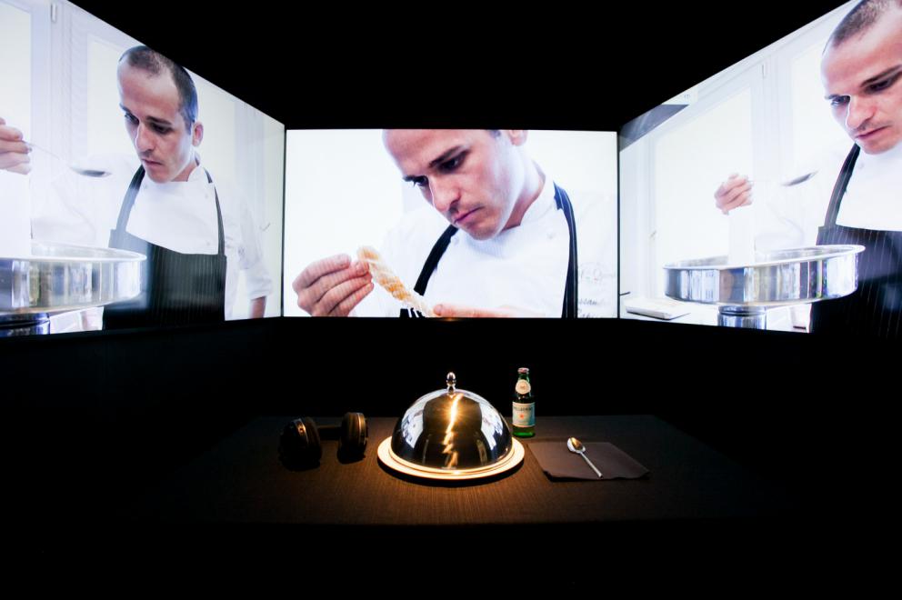 Galleria fotografica






Il viaggio nel mondo di Grana Padano è iniziato il primo giorno di congresso con due degustazioni orizzontali tenute dal Consorzio di Tutela ed è terminato con lo chef Andrea Ribaldone e i suoi sfiziosissimi finger food. La domenica Matteo Baronetto (nella foto con gli GnamBox ed Elisabetta Serraiotto, responsabile Marketing di Grana Padano) ha preparato originali tapas ideate per l'occasione, mentre per la giornata di chiusura il maestro Franco Pepe ci ha regalato la sua personale interpretazione della pizza fritta con il Grana Padano






