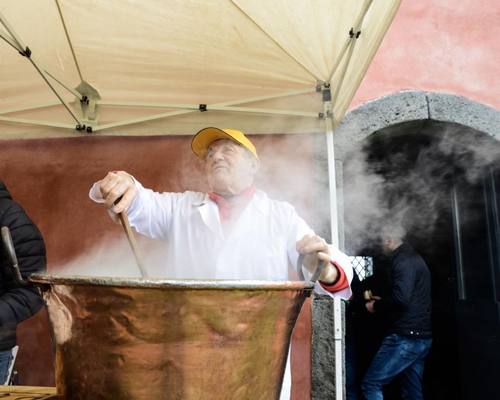 Galleria fotograficaGiuseppe Indorato,&nbsp;dell&rsquo;azienda&nbsp;Nero Maialino&nbsp;di Adrano (Ct), prepara le sue prelibatezze. Tutte le foto sono di Salvo Mancuso
Dario Cecchini e Pawel Sacha
Luciano Pennisi e Giovanni Santoro, chef dello Shalai
