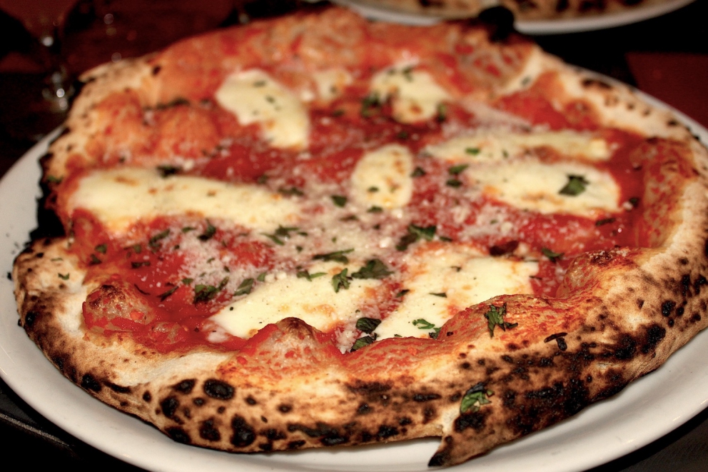 Galleria fotografica






La pizza in teglia farcita con crema di topinambur, soppressata (coppa di testa, quella buonissima made in Toscana di Renieri) e scorza di limone di Graziano Monogrammi, La Divina Pizza a Firenze









Una passeggiata al ghetto, pizza tonda con alici affumicate, scarola riccia, pomodorini e panko di Pier Daniele Seu al Gazometro38






