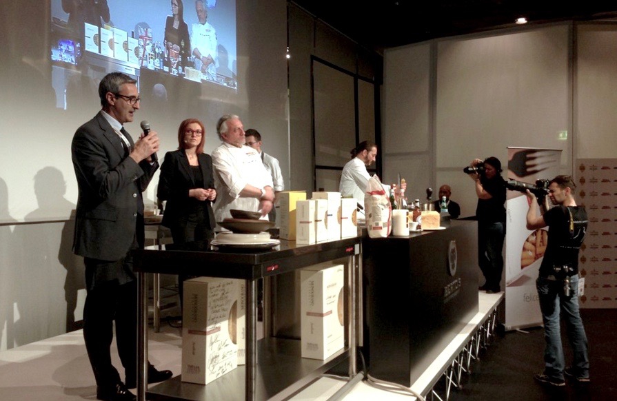 Galleria fotografica






Foto di gruppo: si riconoscono Riccardo Felicetti, Eleonora Cozzella, Davide Scabin, Beppe Rambaldi, Paolo Marchi









Alessandro Negrini









Nicola Fossaceca









Riccardo Camanini









Peppe Guida






