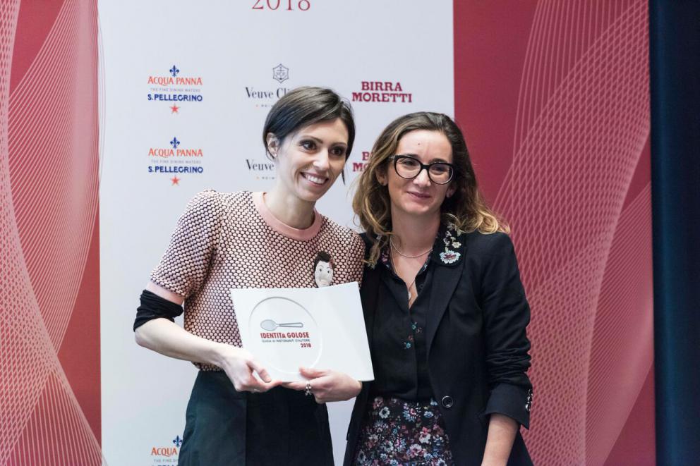 Galleria fotografica






Giovane famiglia. Angelo Cremonini di Olitalia premia Valeria Piccini, Andrea e Maurizio Menichetti, Da Caino - Montemerano (Grosseto)









Sorpresa dell’anno. Anna Maschio di Bonaventura Maschio premia Federico La Paglia di Sikélaia – Milano 









Il miglior cestino del pane: Piero Gabrieli, responsabile marketing di Molino Quaglia premia Francesco Apreda con Simona Piga , pasticciera e responsabile dei lievitati, Imàgo dell’hotel Hassler – Roma 









Il miglior chef pasticciere: Igor Maiellano, direttore vendite di Valrhona, premia Ascanio Brozzetti de Le Calandre – Rubano (Padova)









Il miglior chef straniero. Sara Peirone, Top Gastronomy Manager Gruppo Lavazza premia Oriol Castro, Mateu Casañas e Eduard Xatruch di Disfrutar – Barcellona









Il miglior sous-chef. Elena Bacchini, direttore marketing Divine Creazioni-Surgital premia Davide Di Fabio e Takahiko Kondo, Osteria Francescana – Modena









Il miglior food writer. Alessandro Guidi e Cristina Franceschetti premiano Annalisa Zordan del Gambero Rosso









Il miglior maître. Virginia Stancheris, pr, sponsorizzazioni ed eventi di  Kettmeir premia Mario Vitiello, Il Comandante dell’Hotel Romeo – Napoli 









La migliore sommelier. Carlo Boschi, responsabile Veuve Clicquot Italia premia Ramona Ragaini di Andreina - Loreto (Ancona)









Il miglior sommelier. Francesco Zonin, executive vicepresident di Zonin 182, premia Manuele Pirovano, D’O – Cornaredo (Milano)

 









Birra in cucina. Paolo Merlin, Heineken e Fondazione Birra Moretti premia Michelangelo Mammoliti, La Madernassa - Guarene (Cuneo)







