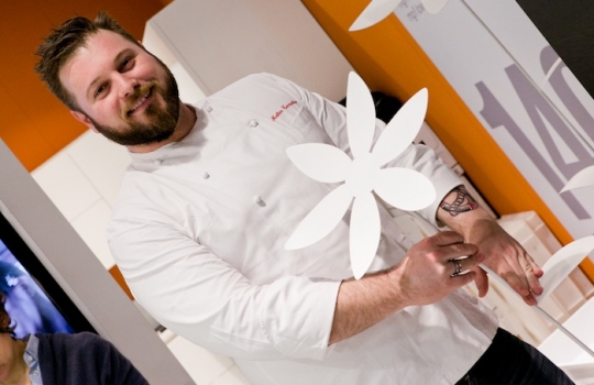 Galleria fotograficaCoda fuori dallo showroom Agape, via Statuto 12, per il piatto di Andrea BertonIl piatto di Berton:&nbsp;Focaccia di Recco con controfiletto di manzo crudo e composta di pomodoro piccanteAndrea BertonArclinea, corso Monforte 28: si preparano i fratelli&nbsp;Christian e Manuel Costardi, cuochi del ristorante Cinzia di VercelliL'imbuto di metallo per infilare il risotto nel barattolo warholiano. Alle spalle di Christian Costardi, Giulia Corradetti di Magenta BureauCostardi&rsquo;s tomato rice (omaggio a Andy Warhol)Manuel e ChristianLa gente godeCesar in via Larga 23, presidiato da&nbsp;Giovanni Ruggieri del ristorante RefettorioGiovanni Ruggieri con la sua&nbsp;Crema di patate con tarassaco all&rsquo;aceto di moscato, asparagi e salsa al crescioneGiovanni RuggieriTutti da Dada in via Larga, angolo piazza Santo Stefano, per&nbsp;Fabio Pisani e Alessandro Negrini di Aimo e NadiaFabio PisaniSpaghetti di Benedetto Cavalieri in cous cous con mozzarella di bufala campana, pomodori pugliesi &ldquo;al filo&rdquo; e profumo di limoni della CostieraLa granelle di cous cous &egrave; ricavata da spaghettoni frullati a crudoDa De Longhi, via Borgogna 8, c'&egrave; Alice Delcourt dell'Erba BruscaAlice DelcourtUltimo giro d'olio per il&nbsp;Cous cous speziato con erbe aromatiche, albicocche e zuccaMatteo Torretta ha cucinato allo Scavolini Store di piazza MissoriA destra Matteo Torretta, chef de Al V Piano di MilanoSotto al minipimer,&nbsp;Finto risotto di finocchi al sentore di sambucaLa spuma &egrave; di sambuca