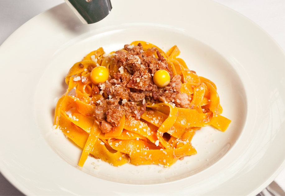 Galleria fotografica






Massimiliano Poggi, Al Cambio, Bologna

Uovo asparagi e parmigiano. Rappresenta la tradizione, non solo bolognese ma italiana. Chiaro che noi, con l'apparato di Altedo, abbiamo una fortuna che non tutte le regioni hanno: l'abbiamo in casa e di qualità assoluta! Riprendo la tradizione e trasformo le consistenze: a essere fritto non è più l'uovo ma la punta degli asparagi; il parmigiano non è più grattato ma viene reso cremoso con aggiunta di brodo di asparagi; aggiungo solo una parte di succo di asparagi crudi perché dà una notevole componente minerale amarognola. Un anticipo di primavera









Alessandro Panichi, Sotto l'Arco, Bologna

Canocchia, radicchio, bottarga e lampone. Dolce, amaro, acido e iodato (foto Bob Noto)









Isa Mazzocchi, La Palta, Borgonovo Valtidone (Piacenza)

Batarò con senape selvatica, pescegatto e pancetta. Una specie di pane schiacciato, con percentuale di polenta, ripieno di salumi piacentini (si serve soprattutto in val tidone). Piacenza in un batarò









Alberto Faccani, Magnolia, Cesenatico (Forlì-Cesena)

Triglia, amaretto, zafferano e limone. La dolcezza e la grassezza della triglia, la nota alcolica del liquore di mandorla, la profondità dello zafferano e l'aspro del limone. Un omaggio all'Italia e al Mediterraneo









Omar Casali, Marè, Cesenatico (Forlì-Cesena)

Bora Nera. Spaghettoni, inchiostro, quinto quarto di seppia, alghe e bergamotto. Materia prima, tecnica e tanto cuore per riportare nel piatto l'affascinante e profondo profumo iodato di una burrascosa giornata sul molo di Cesenatico









Fabrizio Mantovani, Fm con gusto, Faenza (Ravenna)

Patata ratta, lenticchie e caviale. E' una sintesi della mia cucina: una semplice patata con lenticchie, arricchita da un piccolo cucchiaio di caviale. Una crème fraîche allo zafferano e zest di lime. Estetica, istinto e semplicità ragionata









Massimiliano Mascia, San Domenico, Imola (Bologna)

Scampo, goletta e piselli. Amo i colori e i sapori della primavera e mi piace giocare con la contaminazione carne/pesce









Luca Marchini, L'Erba del Re, Modena

Risotto con ostriche, succo di porri, rucola e rabarbaro. E' il frutto della volontà di far coesistere la forza olfattiva del mare, proveniente dalle ostriche adagiate sulla superfice, con la pseudo-dolcezza di un risotto cremoso, la cui cottura viene fatta con un succo di porri grigliati e brasati. Giocano un ruolo di equilibrio la freschezza e asprezza del rabarbaro e il lieve amaro della rucola selvatica









Massimo Bottura, Osteria Francescana, Modena

Sometimes maillard, sometimes partrige... even bollito in civèt sauce. Ovvero, "A volte germano reale, a volte pernice... persino il bollito in salsa civet"









Irina Steccanella e Beppe Palmieri, Panino, Modena

Tortellini SuperPanna. Comprare una grande materia prima per fare un grande tortellino, e restiuire valore e qualità a un piatto della cucina domestica degenerato col tempo









Gianluca Gorini, Le Giare, Montiano (Forlì-Cesena)

Cetriolo, liquore Varnelli e uova di pesce affumicate. Note vegetali che incontrano quelle marine e affumicate per un interpretazione a 360 gradi del cetriolo, dal germoglio al fiore









Riccardo Agostini, Il Piastrino, Pennabilli (Rimini)

Animella d’agnello, latte ed estratto d’alloro. L'idea è quella di proporre un'animella inconsueta, d'agnello, senza nascondere le sue caratteristiche gustative come da tradizione ma esaltandole con il concentrato di latte di pecora per rafforzarne il gust. Vista la componente grassa, ho utilizzato l'alloro per il suo gusto amaro e la sua rinfrescante balsamicità









Terry Giacomello, Inkiostro, Parma

La pasta a modo nostro. Tagliolini tiepidi al bianco d'uovo con crema di parmigiano 36 mesi, rosso d'uovo sbattuto, caviale di tartufo e foglie di timo. E' un albume d'uovo cotto a vapore, steso come la pasta tradizionale, tagliato a mano a tagliolino, contornato da una crema di parmigiano, macchiata con un rosso d'uovo sbattuto e guarnito con foglie di timo e caviale di tartufo









Marco Parizzi, Parizzi, Parma

Consommé di buccia di patate, cipolla bruciata e ostriche con anolini di salmone. Il contrasto tra ingredienti di scarto e ingredienti pregiati, l'apparenza rassicurante di un piatto tipico con gusti completamente stravolti









Carla Aradelli, Riva, Ponte Dell'Olio (Piacenza)

Polpo, radicchio tardivo, crochetta di patate e majonese di rape rosse. Un piatto di semplicità ricercata: polpo e patate (la tradizione) e prodotti di stagione (radicchio tardivo e rapa rossa) creano un gioco di colori, radici e consistenze









Rino Duca, Il Grano di Pepe, Ravarino (Bologna)

Riso alla mandorla, gambero rosso e capperi. In Sicilia storicamente si cucinavano risi e non risotti. Nel mio piatto s'incontrano l'eleganza della mandorla, la sapidità del cappero e la profondità del gambero crudo









Matteo Salbaroli, Osteria L'Acciuga, Ravenna

Polpo arrostito, crema di topinambur e nocciole tostate. L'ho proposto al cenone e ha avuto così successo che lo riproponiamo anche l'inverno. Non solo polipo e patate









Gianni e Fulvia D'Amato, Caffè Arti e Mestieri, Reggiolo (Reggio Emilia)

Il viola della lingua. Lingua salmistrata cotta, spuma di patata viola, cavolo viola in agrodolce, polvere di lamponi disidratati









Gianpaolo Raschi, Guido, Rimini

Pancotto di pesce. Sono le mie origini marinaro-contadine, una lunga tradizione che si fonda sul concetto di recupero. Un tempo della memoria al quale sono profondamente legato e che ripercorro di continuo a bordo della mia Delorean (foto Giorgio Salvatori)






