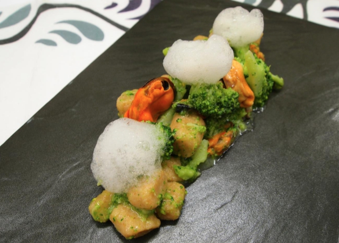 Galleria fotografica






Giuseppe Causarano, Locanda Gulfi, Chiaramonte Gulfi (Ragusa)

Palamita affumicata con foglie di vite, melagrana e azzeruole - Il piatto nasce dalle escursione sul letto del fiume Irminio, territorio sconosciuto e incontaminato che si addentra tra i Monti Iblei e sfocia a Donnalucata, dove poter raccogliere frutti, fiori e erbe selvatiche. Racconta la biodiversità di una terra fantastica come la Sicilia, lavorando uno dei pesci cosiddetti "poveri" come la palamita utilizzando dei prodotti dimenticati come le azzeruole. Il supporto del piatto disegnato da me e realizzato da un artigiano di Modica Giovanni Cerruto ricorda i ciottoli del fiume Irminio









Pino Cuttaia, La Madia, Licata (Agrigento)

Memoria visiva - E' il mio ricordo in una fetta di tonno rosso di Sicilia. Quando ero piccolo mio nonno, che era un ottimo cuoco, marinava con un po' di limone la paillard di vitello, prima di cuocerla. Faccio lo stesso col tonno, ma non lo cuocio anche se l'aspetto è simile, l'impressione della cottura è data proprio dalla marinatura. Se capita lascio che si trovi nel piatto anche il seme del limone: le mamme non si curavano mai se qualche seme cadeva nel piatto. Così presento la ricetta con una volontà evocativa di una quotidianità familiare, che è vita









Peppe Bonsignore, L’Oste e il Sacrestano, Licata (Agrigento)

Evoluzione di un'insalata di mare - Polpo cotto nel tè verde, seppia intagliata, gambero rosso di Licata il tutto servito su una crema di carote e un caramello di soia ottenuto dalla cottura dei cefalopodi. Ricordo che da bambino odiavo il polpo, fin quando mia mamma non decise di farlo con i sottaceti, dove primeggiava la carota, così iniziai ad assaggiarlo. Da quella memoria sono partito; così ho iniziato a lavorare sull'inserimento della carota. Tutto ebbe inizio nel 2009 e ogni anno modifichiamo la ricetta. Studiamo le cotture, aggiungiamo sempre qualche pesce, l’affumicatura del polpo viene fatta con ramoscelli di rosmarino secchi. La buccia di mandorla dona quel profumo di forno a legna che rievoca le nonne. Insomma oggi, nel 2016, dopo 7 anni, non diciamo mai che è una preparazione perfetta, perché è in continua evoluzione









Emanuele Russo, Le Lumìe, Marsala (Trapani)

Filetto di ombrina cotto a bassa temperatura con olio nuovo e miele di timo - Un piatto che unisce il gusto delicato del pesce alla dolcezza del miele e al piccante olio di Nocellara del Belice (la tradizione del pesce con l'innovazione della cottura a bassa temperatura)









Accursio Craparo, Accursio, Modica (Ragusa)

China su te - E' un divertimento che ammalia la vista prima di sorprendere il gusto: rompendo un bottone di seppia che racchiude il suo nero, restiamo ad ammirare la china che fluttua nel brodo di alghe, zenzero e tè nero, come nell'antica arte giapponese del suminagashi









Peppe Barone con Ninni Radicini, Fattoria delle Torri, Modica (Ragusa)

Sovrapposizioni autunnali di fava e fagiolo - Sovrapporre vuol dire in chiave compositiva la necessità, l'aspirazione di ogni essere umano di elevarsi, spingersi verso il cielo, in alto. D'altra parte congiungere due legumi di capitale importanza dà il senso del lavoro del cuoco, che è quello della sintesi di pensiero. Abbinarli alle erbe spontanee era una necessità oggi quasi obbligatoria. Il cuoco unisce sempre e mai separa









Corrado Assenza, Caffè Sicilia, Noto (Siracusa)

Prima che il sole scaldi - Un ragout di seppie e fave di cacao in salsa di broccolo viola, crema di peperoni grigliati. E poi due fili di ottima pasta. Concepito e realizzato col modo di fare di un pasticcere che lavora sul cibo pescando dolcezze e sapidità, costruendo consistenze e incroci con l'utilizzo di quanto la natura ci offre









Salvatore Vicari, Vicari, Noto (Siracusa)

Quaglia, rapa rossa e mela cotogna - Come in un bozzetto campestre ispirato al territorio di Noto, portiamo nel piatto un intero, piccolo ecosistema, che si muove dalle radici al cielo









Massimo Giaquinta, Cortile Arabo, Pachino (Siracusa)

Ostrica Porca - Da un pensiero "piccante" nasce questo piatto, un’ostrica dal mare alla terra, che racchiude l’eleganza della Sicilia. Tre sensazioni differenti ma inscindibili: passione, profumo e dolcezza. La passione trasposta dall'abbraccio tra ostrica e lardo di maialino nero dei Nebrodi, il profumo esaltato da menta peperita, erba citrica e polvere di arancia siciliana, la dolcezza viene sottolineata dalla confettura di gelso nero. Da gustare in un sol boccone - foto Rossana Brancato






