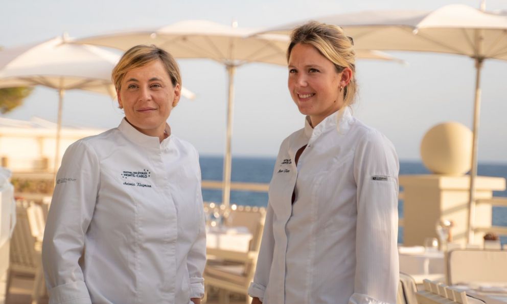 Elegante ed ecoconsapevole: la cucina di Manon Fleury e Antonia Klugmann, insieme al Monte-Carlo Beach