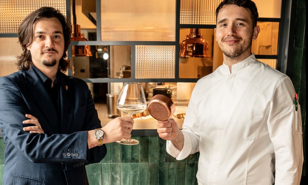 Nel primo resort italiano dedicato al Padel, un giovane cuoco albanese sorprende con la sua cucina
