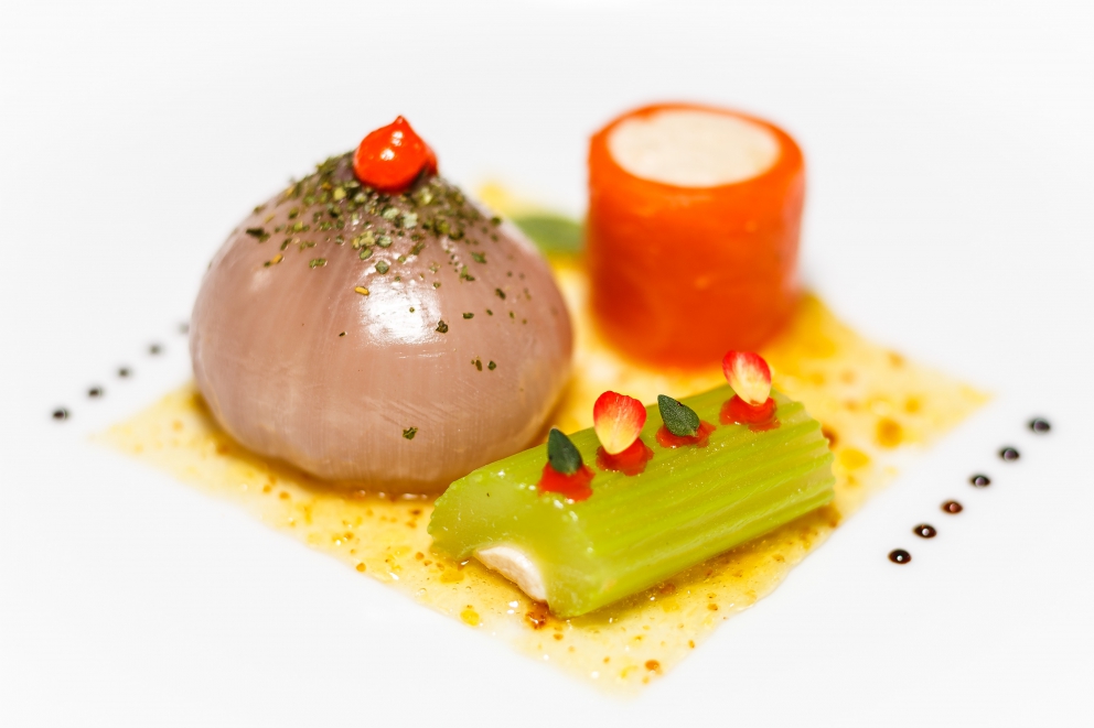 Galleria fotografica






Massimiliano Poggi, Al Cambio, Bologna

Uovo asparagi e parmigiano. Rappresenta la tradizione, non solo bolognese ma italiana. Chiaro che noi, con l'apparato di Altedo, abbiamo una fortuna che non tutte le regioni hanno: l'abbiamo in casa e di qualità assoluta! Riprendo la tradizione e trasformo le consistenze: a essere fritto non è più l'uovo ma la punta degli asparagi; il parmigiano non è più grattato ma viene reso cremoso con aggiunta di brodo di asparagi; aggiungo solo una parte di succo di asparagi crudi perché dà una notevole componente minerale amarognola. Un anticipo di primavera









Alessandro Panichi, Sotto l'Arco, Bologna

Canocchia, radicchio, bottarga e lampone. Dolce, amaro, acido e iodato (foto Bob Noto)









Isa Mazzocchi, La Palta, Borgonovo Valtidone (Piacenza)

Batarò con senape selvatica, pescegatto e pancetta. Una specie di pane schiacciato, con percentuale di polenta, ripieno di salumi piacentini (si serve soprattutto in val tidone). Piacenza in un batarò









Alberto Faccani, Magnolia, Cesenatico (Forlì-Cesena)

Triglia, amaretto, zafferano e limone. La dolcezza e la grassezza della triglia, la nota alcolica del liquore di mandorla, la profondità dello zafferano e l'aspro del limone. Un omaggio all'Italia e al Mediterraneo









Omar Casali, Marè, Cesenatico (Forlì-Cesena)

Bora Nera. Spaghettoni, inchiostro, quinto quarto di seppia, alghe e bergamotto. Materia prima, tecnica e tanto cuore per riportare nel piatto l'affascinante e profondo profumo iodato di una burrascosa giornata sul molo di Cesenatico









Fabrizio Mantovani, Fm con gusto, Faenza (Ravenna)

Patata ratta, lenticchie e caviale. E' una sintesi della mia cucina: una semplice patata con lenticchie, arricchita da un piccolo cucchiaio di caviale. Una crème fraîche allo zafferano e zest di lime. Estetica, istinto e semplicità ragionata









Massimiliano Mascia, San Domenico, Imola (Bologna)

Scampo, goletta e piselli. Amo i colori e i sapori della primavera e mi piace giocare con la contaminazione carne/pesce









Luca Marchini, L'Erba del Re, Modena

Risotto con ostriche, succo di porri, rucola e rabarbaro. E' il frutto della volontà di far coesistere la forza olfattiva del mare, proveniente dalle ostriche adagiate sulla superfice, con la pseudo-dolcezza di un risotto cremoso, la cui cottura viene fatta con un succo di porri grigliati e brasati. Giocano un ruolo di equilibrio la freschezza e asprezza del rabarbaro e il lieve amaro della rucola selvatica









Massimo Bottura, Osteria Francescana, Modena

Sometimes maillard, sometimes partrige... even bollito in civèt sauce. Ovvero, "A volte germano reale, a volte pernice... persino il bollito in salsa civet"









Irina Steccanella e Beppe Palmieri, Panino, Modena

Tortellini SuperPanna. Comprare una grande materia prima per fare un grande tortellino, e restiuire valore e qualità a un piatto della cucina domestica degenerato col tempo









Gianluca Gorini, Le Giare, Montiano (Forlì-Cesena)

Cetriolo, liquore Varnelli e uova di pesce affumicate. Note vegetali che incontrano quelle marine e affumicate per un interpretazione a 360 gradi del cetriolo, dal germoglio al fiore









Riccardo Agostini, Il Piastrino, Pennabilli (Rimini)

Animella d’agnello, latte ed estratto d’alloro. L'idea è quella di proporre un'animella inconsueta, d'agnello, senza nascondere le sue caratteristiche gustative come da tradizione ma esaltandole con il concentrato di latte di pecora per rafforzarne il gust. Vista la componente grassa, ho utilizzato l'alloro per il suo gusto amaro e la sua rinfrescante balsamicità









Terry Giacomello, Inkiostro, Parma

La pasta a modo nostro. Tagliolini tiepidi al bianco d'uovo con crema di parmigiano 36 mesi, rosso d'uovo sbattuto, caviale di tartufo e foglie di timo. E' un albume d'uovo cotto a vapore, steso come la pasta tradizionale, tagliato a mano a tagliolino, contornato da una crema di parmigiano, macchiata con un rosso d'uovo sbattuto e guarnito con foglie di timo e caviale di tartufo









Marco Parizzi, Parizzi, Parma

Consommé di buccia di patate, cipolla bruciata e ostriche con anolini di salmone. Il contrasto tra ingredienti di scarto e ingredienti pregiati, l'apparenza rassicurante di un piatto tipico con gusti completamente stravolti









Carla Aradelli, Riva, Ponte Dell'Olio (Piacenza)

Polpo, radicchio tardivo, crochetta di patate e majonese di rape rosse. Un piatto di semplicità ricercata: polpo e patate (la tradizione) e prodotti di stagione (radicchio tardivo e rapa rossa) creano un gioco di colori, radici e consistenze









Rino Duca, Il Grano di Pepe, Ravarino (Bologna)

Riso alla mandorla, gambero rosso e capperi. In Sicilia storicamente si cucinavano risi e non risotti. Nel mio piatto s'incontrano l'eleganza della mandorla, la sapidità del cappero e la profondità del gambero crudo









Matteo Salbaroli, Osteria L'Acciuga, Ravenna

Polpo arrostito, crema di topinambur e nocciole tostate. L'ho proposto al cenone e ha avuto così successo che lo riproponiamo anche l'inverno. Non solo polipo e patate









Gianni e Fulvia D'Amato, Caffè Arti e Mestieri, Reggiolo (Reggio Emilia)

Il viola della lingua. Lingua salmistrata cotta, spuma di patata viola, cavolo viola in agrodolce, polvere di lamponi disidratati









Gianpaolo Raschi, Guido, Rimini

Pancotto di pesce. Sono le mie origini marinaro-contadine, una lunga tradizione che si fonda sul concetto di recupero. Un tempo della memoria al quale sono profondamente legato e che ripercorro di continuo a bordo della mia Delorean (foto Giorgio Salvatori)









Franco Cimini, Antica Osteria del Mirasole, San Giovanni in Persiceto (Bologna)

Tagliatelle all'antico ragù di cortile. Un'antica ricetta delle campagne bolognesi che prevede l'utilizzo delle parti meno nobili degli animali da cortile (rigaglie), tra le quali creste, durelli, fegatini e ovine embrionali. Si contraddistingue per le diverse consistenze del ragù









Aurora Mazzucchelli, Marconi, Sasso Marconi (Bologna)

Il germano incontra un'acciuga. Il racconto del viaggio della migrazione germano. Lo scontro del mare con la terra e l'incontro del sapido col selvatico









Piergiorgio Parini, Povero Diavolo, Torriana (Parma)

Brasato di narce (anagramma di "carne", anche detto "l'animale che non c'è"). Il piatto rievoca alla vista e al palato l'opulenza e corposità di un brasato pur essendo composto di soli elementi vegetali: la base è un kiwi, glassato con ristretto di verdure, salse fermentate e vino rosso, spolverato con erbe balsamiche (foto Passione Gourmet)









Alberto Degl'Innocenti, Tirabusciò, Bibbiena (Arezzo)

Gnocchetti di pane verna allo scalogno, salsa di ribollita, cubetti di pane croccante al cavolo nero e cialda di Parmigiano. Un classico toscano a modo mio









Fabrizio Girasoli, Butterfly, Capannori (Lucca)

Evoluzione del gambero rosso. Da marinato a fritto, passando per padella e vapore con coincidenze di frutta e verdure, nella nebbia del  mattino. Mi piace mettere in gioco tutti i sensi del commensale, dalle consistenze cotture e sapori diversi per il palato, all'aroma diffuso per l'olfatto. La parte fritta che può essere mangiata con le mani e lo scorrere della tisana versata al momento  che coinvolge vista e udito









Andrea Mattei, Meo Modo a Borgo San Pietro, Chiusdino (Siena)

Fegatini di pollo affumicati, anguilla e ortica. La tradizione dell'entroterra toscano incontra il mare









Gaetano Trovato, Arnolfo, Colle Val D'Elsa (Siena)
Piccione: petto, coscia farcita con il suo fegato, castagne e spezie. Il piatto del cuore che evolve continuamente, dall’inizio negli anni Ottanta, quando si preparava lardellato ripieno di funghi e servito con le cipolle caramellate, fino ad oggi, in veste rinnovata con abbinamenti di stagione in stagione per esaltare il gusto









Peter Brunel, Borgo San Jacopo, Firenze

Il mio orto toscano (che passa in vaso l'inverno). La mia interpretazione gioca su: 1. vaso fiori e germogli eduli; 2. cramble di tartufo e pre.ona di tartufo ghiacciato; 3. terra di olive e cioccolato con spugna di nocciole, asparagi liofilizzati; 4. spuma di yogurt e rafano con ortaggi semi disidratati. Nel piatto: patata pietrificata con maionesi al carbone e levistico. E' il mio ricordo che va agli ortaggi, che verso la fine dell'autunno nell'orto perdono idratazione, da lì l'idea di inserirli in vaso per conservarli... in fase calante









Annie Féolde, Riccardo Monco, Alessandro Della Tommasina. Enoteca Pinchiorri, Firenze

Pici di pane con vongole veraci, crema di burrata e erba cipollina. L’aspetto interessante di questa ricetta è l’impasto dei pici: utlizziamo una pasta di pane integrale con lievitazione naturale e con la madre (la pasta ha dunque un'acidità leggera e molto saporita). Porta la pasta a una nuova dimensione sensoriale al palato. Il tutto contenuto all’interno della pasta e non fuori sotto forma di salsa









Enrico Panero, Da Vinci a Eataly, Firenze

Risotto al latte e acciughe, animelle al marsala e polveri di cipolla e limone. E' un primo piatto che riprende le mie origini piemontesi: fa parte anche del menu degustazione "Un piemontese in Toscana" a ricordare la tradizione di cuocere il riso nel latte come base per dolci o come pasto povero serale: Il riso si presenta con la dolcezza del latte che si concentra durante la cottura compensata dalla sapidità delle acciughe. A completare animelle sfumate al Marsala secco, l'acidità della polvere di limone e la polvere di cipolla a riprendere il classico fondo usato per risotti ma che mantiene tutta la sua freschezza. Un piatto ricco, che unisce consuetudini piemontesi per il riso e toscane per l'utilizzo di frattaglie









Simone Cipriani, già chef del Santo Graal, Firenze

Lasagna 2D. Due tele sottilissime di pomodoro disidratato con all’interno uno strato di pasta all’uovo, salsa mornay e ragù. Fuori sono leggermente bruciate con il cannello e gratinate con parmigiano. Due millimetri in cui si trova tutta l’Italia, concentrata e bidimensionale. Può essere presentata sia in orizzontale che in verticale, ad esempio messa al muro come se fosse un quadro, staccata e presentata a tavola






