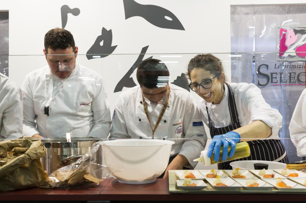 Galleria fotografica






Dispensa

Dispensa – Generi Alimentari & Generi Umani è il magazine italiano indipendente e da collezione dedicato al cibo, creato da Martina Liverani. In Dispensa le storie dei generi alimentari si intersecano a quelle dei generi umani dando vita a originali racconti fatti di parole e immagini. Un progetto controcorrente che in epoca digitale, grazie alla bellezza tattile di un prodotto editoriale antico, invita il lettore a riprendersi il tempo da dedicare alle cose belle. «Non potevamo mancare a questo grande evento, è un’occasione imperdibile non solo a livello di contatti ma anche perché ci offre una full immersion tra le eccellenze della gastronomia»









Italia Squisita 

ItaliaSquisita è il network b2b di riferimento per chi ama la ristorazione e l’accoglienza di alta gamma. Non è voluta mancare all'appuntamento con Identità Milano 2017









James 1599 

Debutto avventuroso nell'alta cucina a Identità Golose del brand James 1599. L'equipaggio, che muove i suoi passi dall'antica Compagnia Inglese delle Indie Orientali, ha portato in scena le sue spezie, i suoi sali dal mondo e le erbe aromatiche. Prodotti di alta qualità, attentamente ricercati e con un packaging all'altezza delle aspettative. Polveri impalpabili, semi aromatici, erbe disidratate, gemme marine e vulcaniche, magnifici pepi e non solo sono stati annusati e assaporati durante il congresso, assieme a golose frolle aromatizzate con la miscela di curry dolce She's My Curry creata ad hoc









Joaquin 

Per la prima volta a Identità Milano, l’azienda vitivinicola irpina Joaquin ha presentato il progetto Joaquin Dall’Isola, che le ha permesso di salvare i pochissimi quintali di uva dell’isola di Capri, prodotti da piccoli vigneti coltivati a varietà Greco, Falanghina, Biancolella, e quella che dai contadini del posto è chiamata “Ciunchesa”. Da Capri, nel 2009, sono state prodotte circa 800 Magnum, mentre nel 2010 sono state realizzate circa 2000 bottiglie. A queste si aggiunge il Vino Rosato 2012, da uve Guarnaccia e Piedirosso, un piccolo gioiello enologico di sole 68 bottiglie









Kai 

Durante tutto il congresso allo spazio espositivo di Coltelleria Kai abbiamo fatto un viaggio in Oriente con sfilettature del pesce con tecnica giapponese, decorazioni con verdure e confezionamenti di sushi e sashimi









Koppert Cress

 Koppert Cress è costantemente alla ricerca di ingredienti naturali innovativi, che permettano agli chef di aumentare il gusto e l’aroma dei loro piatti e di migliorarne la presentazione. «Siamo produttori di colori e gli chef sono i nostri pittori» ci ha spiegato Enrico Zallot. Una vasta rete internazionale di biologi, di esperti nel settore dei vegetali e di gastronomi fornisce un flusso continuo di prodotti, che soddisfa i requisiti culinari sempre più elevati di ristoranti sparsi ovunque nel mondo









Longino & Cardenal

Longino & Cardenal continua il percorso alla base del suo successo: la costante ricerca di cibi rari e preziosi. E' stato accompagnato da due nuovi partner: Pariani, un’azienda piemontese nata come produttrice di Olio di Nocciola, e Tartuflanghe, insignita da anni del titolo “Eccellenza Artigiana” dalla Regione Piemonte. Lo stand ha visto la presenza dello chef basco Senèn González che ha deliziato i visitatori proponendo le innovative lamine di patata disidratata e bacon ripiene di tuorlo d’uovo. All’interno della Longino Vip Lounge, chef e visitatori della manifestazione hanno potuto apprezzare alcuni finger food realizzati dalle giovani e sapienti mani del company chef aziendale, rigorosamente con prodotti commercializzati da Longino & Cardenal. Anche Andrea Larossa, chef del ristorante Larossa ad Alba, ha presentato una versione finger dei suoi piatti a base di prodotti Tartuflanghe. E ancora: plancton marino Veta La Palma; pane Triticum che ha nobilitato il pane precotto e surgelato; i fiori e le erbe eduli dell’azienda alto-atesina Alpin Herbs; il tonno rosso del mediterraneo Balfegò, il baccalà dissalato Giraldo e, non da ultimo, il gambero rosso di Mazara del Vallo di Don Gambero









Macelleria Zivieri e Zivieri Tartufi

In linea con il tema del congresso, Macelleria Zivieri Massimo e Zivieri Tartufi hanno animato il proprio stand con il meglio della loro produzione. Battute al coltello di bovino e cervo affiancate dal tartufo nero pregiato, toast con prosciutto cotto di Mora Romagnola, crostini con patè fegato di pollo allevato a terra e funghi galletti, degustazioni di salame Montanaro di Mora Romagnola recentemente nominato il miglior salame in Italia, tagliata di capriolo e mini hamburger di selvaggina con tartufo bianchetto. Valore delle aziende protagoniste è l'attenzione verso prodotti naturali, a completa disposizione di una ristorazione attenta e scrupolosa, secondo filiere di produzione uniche in Italia









Manicardi 

Manicardi ha portato a Identità Milano due eccellenze enogastronomiche dell’Emilia Romagna: Lambrusco e Aceto Balsamico di Modena. In degustazione: Lambrusco Grasparossa di Castelvetro DOC “Vigna Cà del Fiore”, Spumante Brut Rosè “Fabula”, Aceto Balsamico Tradizionale di Modena DOP Extra Vecchio, Aceto Balsamico di Modena IGP “Nero Elisir”, Aceto Balsamico di Modena IGP “Nero Elisir Gold” e Aceto Balsamico di Modena IGP “5 Scudi”.









Masseria Schinosa

Nella Masseria Schinosa da oltre trecento anni si fa olio extravergine di oliva con amore per la terra e per gli oltre 28.000 secolari olivi pugliesi. Gli oliveti sono condotti con le più moderne tecniche colturali e nella produzione del loro olio extra vergine di oliva si incontrano e si fondono tradizione e innovazione









Mealitaly

Mealitaly e Tesoritalia nascono per promuovere e tutelare le eccellenze tipiche del territorio italiano grazie all’alta qualità della produzione stessa. Lavorando in aree DOP e IGP, come il Parco Nazionale del Vesuvio, la Penisola Sorrentina, le Colline Salernitane e il Cilento, per ciascuna referenza è stato redatto un "disciplinare di produzione interno", elevando gli standard qualitativi a livelli altissimi sia sul mercato italiano che estero. Ogni prodotto è controllato in ogni sua fase di produzione e lavorazione, partendo dalla coltivazione diretta delle materie prime sino al packaging finale









Mepra

Mepra nasce nel 1946 dalla trasformazione dell’azienda della famiglia Prandelli che, a cavallo delle due guerre, produce materiale bellico. L’indirizzo scelto dall’azienda per la propria produzione, privilegia la qualità e non la quantità: l’alluminio, utilizzato fino ad allora, viene immediatamente sostituito dall’ottone cromato, materiale di qualità superiore. Mepra continua a produrre tutti i suoi articoli in Italia, ed è presente oggi negli ambienti più esclusivi e rinomati del mondo, dagli hotel di lusso alle compagnie di crociera e aeree









Mielizia

Nel corso delle tre giornate Mielizia ha effettuato presso il proprio spazio espositivo a Identità Milano degustazioni dei loro mieli italiani millefiori e monoflora e altri prodotti apistici, anche in accompagnamento a formaggi, per conoscere meglio i prodotti della gamma e far apprezzare la varietà del miele italiano, suggerendo insoliti abbinamenti gastronomici









Niko Formazione

Un percorso di formazione unico in Italia, dalla partnership con l'Università degli Studi di Scienze Gastronomiche di Pollenzo alla full immersion in Casadonna Reale, al progetto Spazio, ristorante-laboratorio dove convertire la pratica didattica in lavoro nell'ottica della ricerca









Olitalia

Olitalia a Identità Milano ha presentato le sue eccellenze della linea Gourmet: gli Extravergini Regionali, le Monocultivar, l’Aceto Balsamico di Modena, e Frienn, l’innovativo olio di girasole altoleico per una frittura sana e leggera. L’azienda è specializzata da più di 30 anni nella produzione di oli e aceti ed è presente in oltre 120 paesi nel mondo









Open Blue Global Services

Nello spazio espositivo di Open Blue Global Services abbiamo degustato pesce cobia in tre ricette dello chef Omar Allievi: Cobia affumicato con mele, melanzane, crunchy di pane alla segale e robiola allo yuzu, Cobia marinato al miso con salsa di arance e cicoria e Tiradito di cobia con choclo e camote. Inoltre con Samsung Oculus, un’esperienza di realtà virtuale a 360 gradi, tutti i visitatori hanno potuto immergersi in un viaggio di due minuti e mezzo nell’impianto aziendale a Panama, una vista in elicottero a 12 km dalla costa per visitare le gabbie e scoprire come viene allevato il pesce cobia









Pastificio dei Campi

Per Pastificio dei Campi due chef hanno preparato una ricetta da offrire ai visitatori presso lo spazio espositivo dell’azienda: Christoph Bob del ristorante Refettorio Monastero Santa Rosa ha proposto Pasta dei Campi con peperoni, Mezzi occhi di lupo alla genovese con ali di razza e carciofi di Schito; Andrea Napolitano del ristorante Il Bikini di Vico Equense un Mischiato delicato con polipetti alla luciana, patate affumicate e spaghetti di mare









Pedrazzoli Salumificio

Pedrazzoli, salumificio mantovano nato nel 1950, oggi leader nella produzione di salumi bio, ha esordito a Identità Milano presentando la sua linea di salumi gourmet extra-selezionati Q+. Dedicata a chi ricerca l’eccellenza, Q+ è una collezione di prodotti esclusivi a produzione limitata e si caratterizza per l’estrema artigianalità che si ricollega a un’atavica tradizione norcina valorizzata da un packaging moderno ed essenziale. Si tratta di salumi numerati che consentono di tracciare tutto il ciclo di vita del prodotto. Un omaggio sensoriale e un gusto inconfondibile che nasce dalla ricerca della massima qualità del prodotto e del sapore più genuino









Piccolo Brite

Durante le tre giornate abbiamo potuto assaggiare gli speciali prodotti che provengono dal caseificio Piccolo Brite: formaggio di alpeggio e latteria, formaggio di malga e speck, prodotti che conservano intatto tutto il sapore delle Alpi, affinati, secondo un procedimento naturale, nei locali del caseificio affacciato su Cortina nella frazione di Alverà. Presente allo stand anche il mastro casaro che ha spiegato i vari procedimenti della fase di produzione









PRI.MA

PRI.MA. (fusione delle parole "prima" e “materia"), è una start-up nata in Puglia nel 2015 su iniziativa di un pastry chef e di un imprenditore del settore erboristico-salutistico. Dall'incontro di queste due esperienze prendono vita le 31 essenze della linea PRI.MA., risultato di un innovativo processo di estrazione dagli oli essenziali di frutti, fiori, spezie e piante officinali. Pepe, lime, cannella, zenzero sono solo alcune delle loro essenze con cui sperimentare in cucina. Tre le parole chiave di questa nuova linea: innovazione, riferita alla tecnica estrattiva, continua e circolatoria, per perfetti distillati di gusto; benessere, perché PRI.MA. contiene solo le virtù naturali degli alimenti; e qualità delle preparazioni, grazie all'alta volatilità della profumazione dei suoi oli essenziali e alla loro contemporanea stabilità in cottura che lascia intatti gusto e salubrità









Riso Zaccaria

Abbiamo fatto un lungo viaggio nella storia e nella cultura del riso con Zaccaria, che ci ha presentato più di venti tipologie di riso: biologiche, di Baraggia Dop, integrali e non. Tutte prodotte con estrema cura e nel pieno rispetto dell'ambiente. Zaccaria produce anche Gallette di riso e farine di riso monocultivar. Tutto è integralmente prodotto nelle risaie e negli impianti aziendali a Salussola, in provincia di Biella, in uno dei territori più particolari e unici al mondo per la coltivazione del riso, la Baraggia









RoboQbo

RoboQbo ha presentato al congresso con cooking show di Viviana Varese le applicazioni in gastronomia e pasticceria di Qbo Universal Processing System nella versione 4. Una singola unità Qbo-4 è in grado di cuocere, raffreddare, concentrare, raffinare e lavorare in sottovuoto qualsiasi prodotto alimentare. Oggi è disponibile con un ampio display touchscreen da 10,1” oltre a un'interfaccia user friendly con funzioni avanzate di controllo del processo produttivo e di sanificazione






