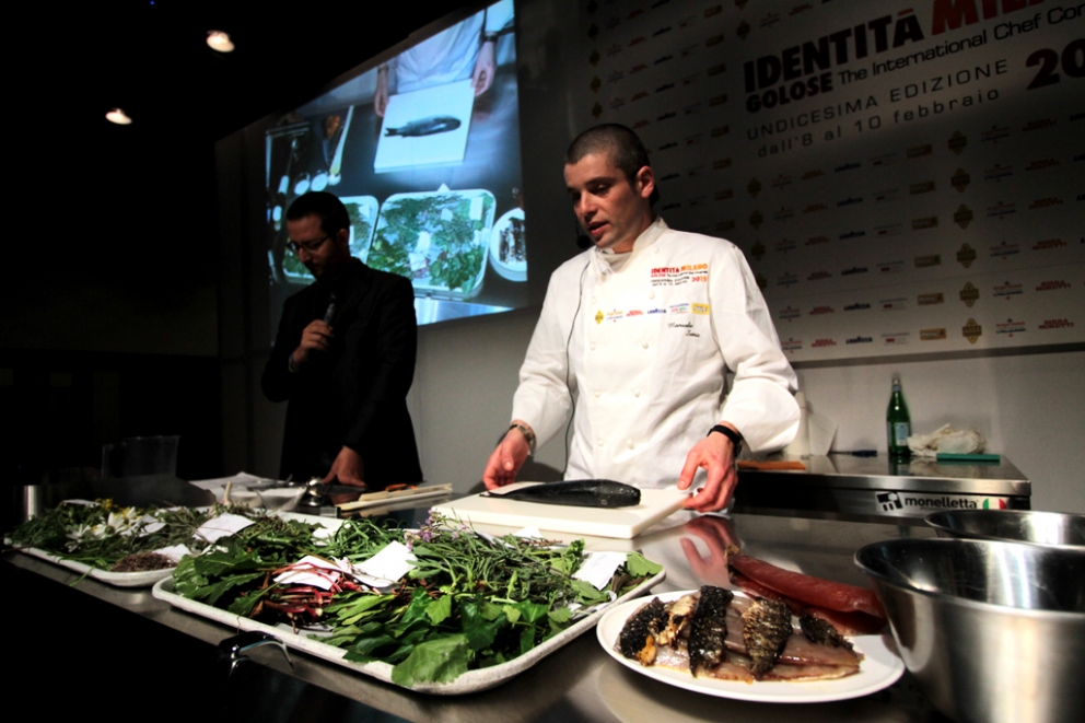 Galleria fotografica






Roberta Pezzella durante la sua lezione ha proposto una colazione vegetale, croissant e brioche realizzati sostituendo allo zucchero tradizionale uno di cocco








Tanta curiosità ha destato l'intervento di Poul Andiras Ziska, chef dalle isole Faroe, una manciata di scogli tra la Scozia, l’Islanda e la Norvegia








Per Marco Stabile, nella foto, una lezione con Sergio Capaldo tutta incentrata sulla carne





