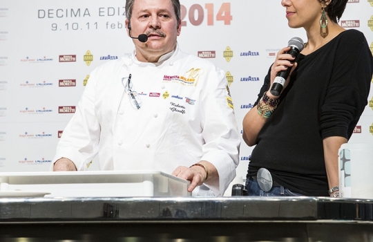 Galleria fotografica






Roberta Pezzella de La Pergola di Roma e Federica Racinelli, stregate dal saraceno








Massimo Spigaroli (di spalle) e Paolo Piantoni: non c'è pane senza salume e viceversa (foto Serafino Geraci)








Beniamino Bilali





