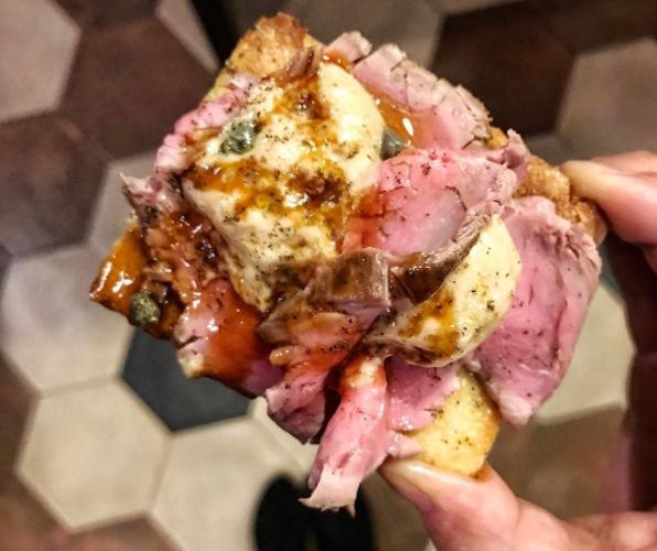 Galleria fotografica






Trippa fritta. Il primo piatto icona del locale









Vitello tonnato. Altro piatto icona









Midollo alla brace. Terzo piatto icona









Uovo morbido, animelle e bietoline all'erba di San Pietro









Ventresca di tonnetto ala lunga alla brace, cipolle agrodolci, capperi e rosmarino









Zucca di Hokkaido in carpione e bagna cauda









Uova di seppia arrostite, tarassaco, cicoria e bottarga di tonno









Baccalà, crema di ceci e cavolo nero









Insalata russa









Cardo gobbo gratinato e uova di aringa affumicate









Terrina di fegatini di pollo, saba e marmellata di cipolle alla menta









Risotto allo zafferano e midollo alla brace









Ravioli ripieni di ricotta di pecora e tarassaco, ricci di mare e erba cipollina









Gnocchi al ragù









Risotto all'aceto invecchiato, tarassaco, cicciolata e pepe nero









Mezze Maniche con pajata









Verdure bollite e bagna cauda









Beccaccia arrosto









Baccalà, lenticchie e pancetta stufata di mora romagnola (autoprodotta)









Granelle di agnello fritte, radicchio di Verona brasato al Valpolicella e salsa al gorgonzola









Frontali di ricciola nel guanciale alla brace, crema di cicerchie e rosmarino









Animelle croccanti, radicchio tardivo confit, cedro candito e liquirizia









Anguilla in carpione al dragoncello









Polenta gialla, salsiccia moretta e verza









Polenta bianca e garusoli al limone









Vignarola: fave, carciofi, lattuga romana, guanciale, cipollotto e pecorino romano









Asparagi, uova di quaglia, senape e cerfoglio









Diaframma di cavallo alla brace, crema di cipolle di tropea, crescione d'acqua









Fritto di leccia: cuore, fegato e lattume









Coratella di agnello









Orecchio di maiale alla brace, crema di radici di soncino, talli d'aglio, foglie di senape









Cipolla novella, fonduta di Castelmagno, agretti e liquirizia









Diaframma di vitello alla brace, bietole alla menta e purè









Tomahawk di pecora brogna alla brace, carote e portulaca









Crema di zucchine, salsa al caprino e pepe nero









Trippa alla parmigiana






