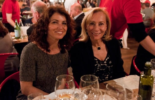 Galleria fotografica






Birreria è all'ultimo piano del palazzo che ospita Eataly, sotto le stelle di Manhattan








I cuochi della cena di Identità New York day 1: da sinistra, Gina De Palma, Mark Ladner, Massimo Bottura, Carlo Cracco, Mario Batali, Davide Scabin








I main sponsors di Identità New York danno il benvenuto agli ospiti della cena in Birreria: Grana Padano, Acqua Panna e S.Pellegrino, Lavazza, Mirafiore Fontanafredda e Monograno Felicetti








165 i coperti complessivi. La cena inizia con un aperitivo a base di Grana Padano Riserva oltre 24 mesi, Bruschetta con olio extravergine d’oliva Ceraudo e nei calici vino MO Mionetto Prosecco di Valdobbiadene Superiore Docg








Mark Ladner e Alex Pilas, head chef di Eataly








Duo Masterchefs: Carlo Cracco e Joe Bastianich








L'impiatto dell'Aragosta fredda con purè di pomodori, ravanelli serpente e zabaione di grano d’autunno di Batali








Da sinistra: Paolo Marchi, Mario Batali, il patron di Eataly Oscar Farinetti e Elisabetta Serraiotto, responsabile marketing e comunicazione di Grana Padano








In primo piano, Oscar Farinetti e l'assessore Franco D'Alfonso








Antipasto: Aragosta fredda con purè di pomodori, ravanelli serpente e zabaione di grano d’autunno di Batali








Matteo Monti, Davide Scabin e Alex Piras








Minestrone disidratato con spaghettone Felicetti di Davide Scabin








Carlo Cracco








Claudio Ceroni di Magenta Bureau e Massimo Bottura








Baccalà in salsa alla Vicentina di Carlo Cracco








Massimo Bottura








Spin Painted Veal, not grilled - filetto cotto nel carbone e olio affumicato di Massimo Bottura













Ancora Massimo Bottura a spiegare il piatto tra i tavoli








Alle spalle di tutti, si intravede l'assessore al Commercio e Attività produttive del Comune di Milano Franco D'Alfonso








Mark Ladner








Mario Batali





