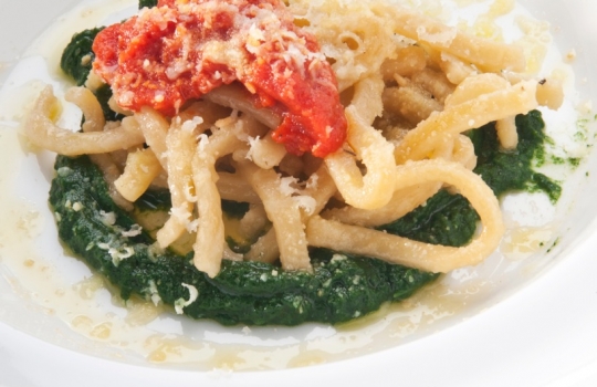 Galleria fotografica






Ricordi di Franco Aliberti dell'Osteria Francescana di Modena: Krapfen alla camomilla con biscotto caramello e caffè. «Morbido come un cuscino da abbracciare», ha spiegato il cuoco








Merluzzo con rafano freddo, mele e cetriolo marinato, un piatto scandinavo estivo di grande freschezza e note leggere firmato da Daniel Berlin, cuoco del Krog i Skåne a Tranås in Svezia








Testa di merluzzo leggermente affumicata con cavolfiore con burro brunito e sale e uova di merluzzo essiccate. Un altro piatto firmato da Daniel Berlin: «Uso la testa del merluzzo perché mi piace la consistenza della polpa umida, morbida e cremosa. Amo cucinare tutte le parti del pesce, branchie e gola compresa»








L'Omaggio alla barbabietola di Lorenzo Cogo, cuoco d'El Coq di Marano Vicentino, Vicenza. «È un piatto che posso servire liberamente», ha spiegato. Ovvero: come superare la rigida divisione delle portate, caratteristica molto italiana








L'interpretazuione dello zucchero filato di Lorenzo Cogo. Una sorpresa che conduce dritti all'infanzia








Crema fredda di formaggio “Idiazabal”, sorbetto di pomodori affumicati, insalata di germogli e pane di segale a firma Sergio Humada, giovane chef dell'Alma di Barcellona.








Confit di Baccalà con salsa pil pil e calçot arrostiti. Tradizione basca e attualità catalana convivono nel piatto di Sergio Humada








Crudo di Palamita, trenette e acciughe di Enrico Panero, giovane talento del ristorante Marin all'interno di Eataly Genova: il ricordo del Giappone in un tipico piatto ligure








Triglia, foie gras e topinambur, altro piatto firmato Enrico Panero: il pesce è racchiuso in due croccanti cialde di “marinara”, una focaccia tipica ligure che cuoce in una teglia e assume le dimensioni di un panettone e il gusto pieno di una focaccia








Gli Gnudi verdi all’olio d’oliva toscano di Stevie Parle del Dock Kitchen di Londra. Un piatto che ha conquistato il cuoco britannico a Londra ma anche in visita a New York








String Hopper dello Sri Lanka e Dahl arrostito e speziato di Stevie Parle. Le string hopper sono una sorta di pancake preparati con noodles di riso pressati in foglie di bambù. Il Dahl è la tipica purea di lenticchie condita con 7 spezie tostate e pestate





