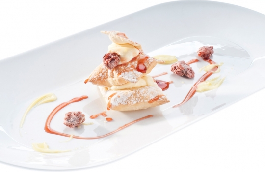 Galleria fotografica






Ricordi di Franco Aliberti dell'Osteria Francescana di Modena: Krapfen alla camomilla con biscotto caramello e caffè. «Morbido come un cuscino da abbracciare», ha spiegato il cuoco








Merluzzo con rafano freddo, mele e cetriolo marinato, un piatto scandinavo estivo di grande freschezza e note leggere firmato da Daniel Berlin, cuoco del Krog i Skåne a Tranås in Svezia








Testa di merluzzo leggermente affumicata con cavolfiore con burro brunito e sale e uova di merluzzo essiccate. Un altro piatto firmato da Daniel Berlin: «Uso la testa del merluzzo perché mi piace la consistenza della polpa umida, morbida e cremosa. Amo cucinare tutte le parti del pesce, branchie e gola compresa»








L'Omaggio alla barbabietola di Lorenzo Cogo, cuoco d'El Coq di Marano Vicentino, Vicenza. «È un piatto che posso servire liberamente», ha spiegato. Ovvero: come superare la rigida divisione delle portate, caratteristica molto italiana








L'interpretazuione dello zucchero filato di Lorenzo Cogo. Una sorpresa che conduce dritti all'infanzia








Crema fredda di formaggio “Idiazabal”, sorbetto di pomodori affumicati, insalata di germogli e pane di segale a firma Sergio Humada, giovane chef dell'Alma di Barcellona.








Confit di Baccalà con salsa pil pil e calçot arrostiti. Tradizione basca e attualità catalana convivono nel piatto di Sergio Humada








Crudo di Palamita, trenette e acciughe di Enrico Panero, giovane talento del ristorante Marin all'interno di Eataly Genova: il ricordo del Giappone in un tipico piatto ligure








Triglia, foie gras e topinambur, altro piatto firmato Enrico Panero: il pesce è racchiuso in due croccanti cialde di “marinara”, una focaccia tipica ligure che cuoce in una teglia e assume le dimensioni di un panettone e il gusto pieno di una focaccia








Gli Gnudi verdi all’olio d’oliva toscano di Stevie Parle del Dock Kitchen di Londra. Un piatto che ha conquistato il cuoco britannico a Londra ma anche in visita a New York








String Hopper dello Sri Lanka e Dahl arrostito e speziato di Stevie Parle. Le string hopper sono una sorta di pancake preparati con noodles di riso pressati in foglie di bambù. Il Dahl è la tipica purea di lenticchie condita con 7 spezie tostate e pestate








Gli Spaghettoni di taralli con pomodorino di Torre Guaceto su pesto di cristauri e caciocavallo podolico di Felice Sgarra, cuoco dell'Umami di Andria. I cristauri sono erbe tipiche della Murgia





