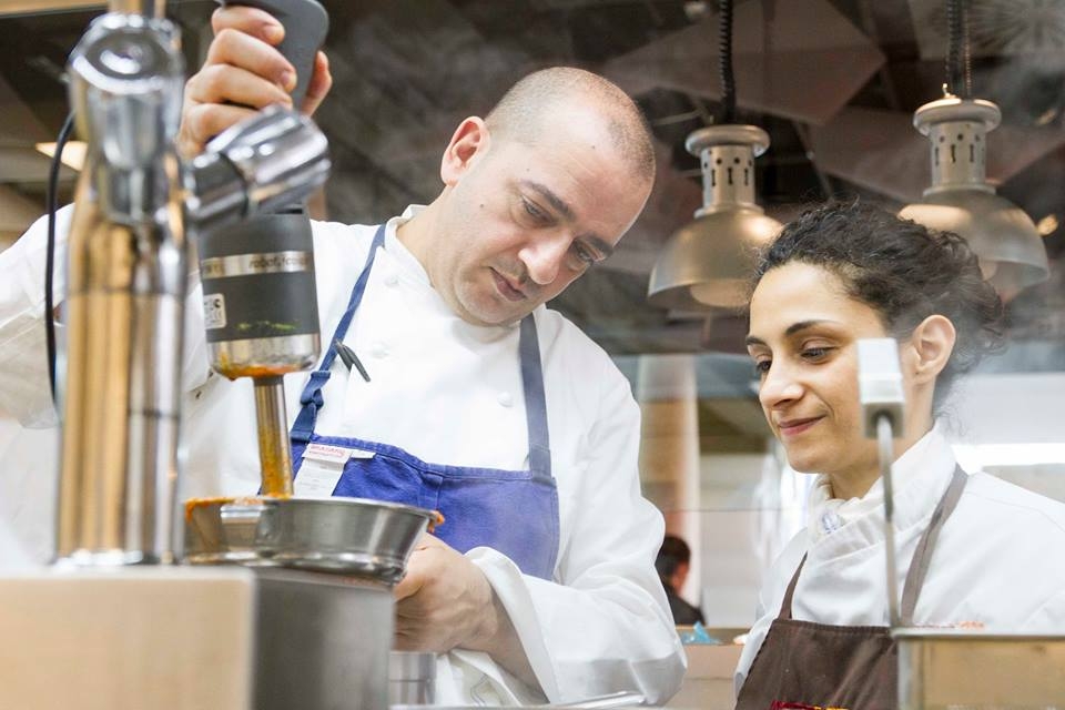 Galleria fotografica






Una grande squadra








Con Domenico Schingaro, suo fidato secondo








Con il vecchio amico Ugo Alciati








A colloquio con Niko Romito








Al lavoro con Carlo Cracco








Si pianifica con Davide Scabin








Con Moreno Cedroni al pass








Joe Bastianich in visita in cucina








Tutti raccolti intorno ad Andrea Berton








Uno dei molti menu firmati da Ribaldone








Antonino Cannavacciuolo dirige le operazioni





