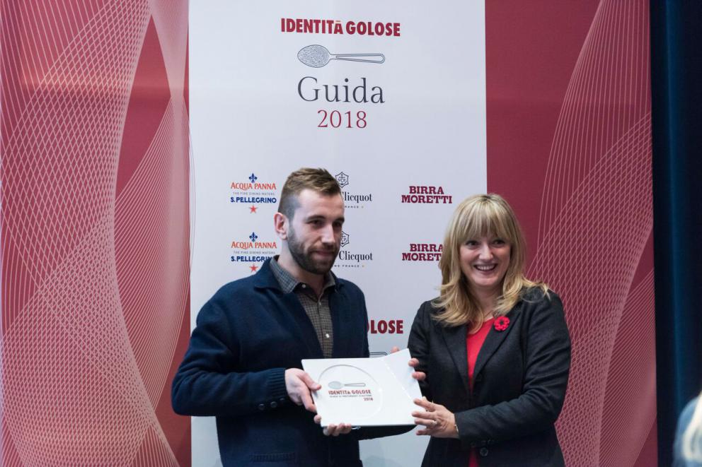 Galleria fotografica






Giovane famiglia. Angelo Cremonini di Olitalia premia Valeria Piccini, Andrea e Maurizio Menichetti, Da Caino - Montemerano (Grosseto)






