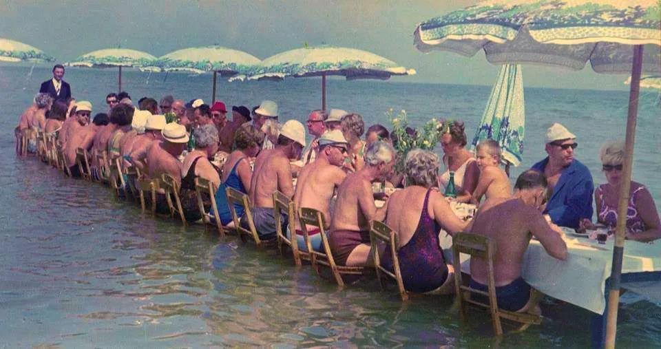 Cibo da spiaggia: che cosa mangiavano gli italiani al mare (con una ricetta golosa di Aldo Fabrizi)