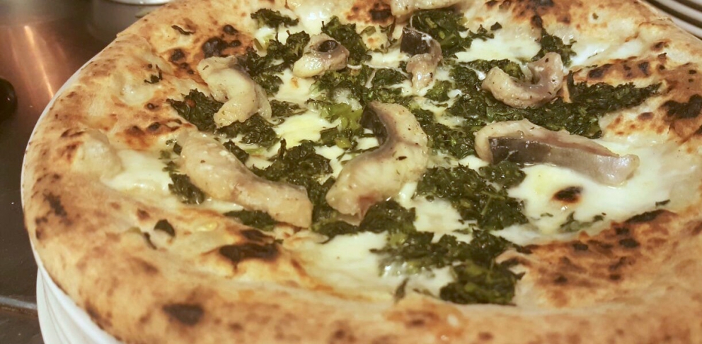 Galleria fotografica






Patrick Ricci, Pomodoro & Basilico, San Mauro Torinese (Torino)

Emozioni - Foie gras con criollo 100%, mostarda di fichi e mousse al caffè. Sottotitolo, l'amore in un morso. Resta in bocca un gusto finale di amaro e dolce, è un po' la sensazione che si prova quando si vive un amore, ma nei momenti un po' tristi, dopo una lite o quando non è corrisposto – foto Luca Appiotti






