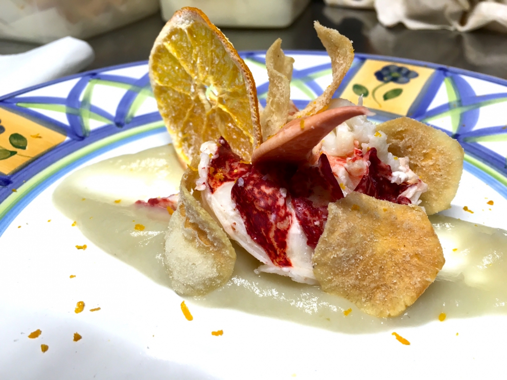 Galleria fotografica






Giorgio Damini, Damini & Affini, Arzignano (Vicenza)

La mia caesar salad - L'idea è sicuramente nata dopo le mie esperienze londinesi, quando ho scoperto come una salsa cambi completamante il gusto dell'insalata. Quindi ho cercato di esaltare tutti gli ingredienti dividendoli uno per uno, senza mescolare nulla, poi un pizzico di macelleria con la carne disidratata al posto del pollo e, dulcis in fundo, il pane di Eugenio Pol









Alessandro Dal Degan, La Tana, Asiago (Vicenza)

Crudo di anatra fiammeggiata, topinambur, foglie di faggio e sorbo dell'uccellatore - E' un piatto che per tonalita amaro-salate e per quelle dei colori è un simbolo della stagione fredda e della monocromia invernale. Un omaggio alla lentezza









Alessio Longhini, Stube Gourmet dell'hotel Europa, Asiago (Vicenza)

Riso carnaroli mantecato alla crema di topinambur, crudo di ricciola, caramello di birra stout, uova di salmone - Piatto che rispecchia le mie esperienze. Raccoglie gusti e consistenze diversi tra loro









Alfio Ghezzi, Locanda Margon, Trento

Non aglio e olio, non cacio e pepe, ma insolito Trentino - Spaghetti Monograno Felicetti, TrentoDoc Ferrari Perlé, Trentingrana e olio extravergine Garda Trentino Dop Uliva... Un piatto che nasce sulla suggestione di Bottura: «...ma siamo proprio sicuri che la tradizione sia rispettosa del territorio?». E che si sviluppa attraverso la tecnica dei due classici, aglio e olio e cacio e pepe, declinati però in chiave trentina









Giuliano Baldessari, Aqua Crua, Barbarano Vicentino (Vicenza)

Mungotto alle capesante, artemisia e argilla - Lo propongo perché offre un punto di vista diverso sul mondo del risotto. Il mungotto è il nome che ho dato al "risotto" fatto con i fagioli mung al posto del riso









Lionello Cera, Antica Osteria Cera, Campagna Lupia (Venezia)

Spaghettino freddo con cavolfiore, champagne rosé, scampo e ostrica - Un piatto che nasce dopo avere cotto il cavolfiore assieme ai gusci delle canocchie. Ho pensato di conferirgli acidità e ho fatto ridurre dello champagne con anice stellato. Poi scampo crudo battuto e un pezzo di ostrica per ricordare il mare in purezza









Nicola Dinato, Feva, Castelfranco Veneto (Treviso)

Risotto al broccolo di Bassano, cannocchie, mandarino, alici - "...with tangerine trees and broccoli skies..". Citiamo, modificandola, una frase del brano Lucy in the Skies with Diamonds, dei Beatles. Proponiamo l'italianità in un primo piatto invernale, che coglie spunti dal territorio limitrofo (il broccolo di Bassano del Grappa, le cannocchie della Laguna di Venezia), ma anche da altrove (i mandarini siciliani, la colatura di alici di Cetara). Il tutto unito da un grande riso, il Principato di Lucedio









Giuseppe D’Aquino, Oseleta, Cavaion Veronese (Verona)

Spaghetti al pomodoro del piennolo, burrata e scorza di limone – Un piatto che nella sua semplicità è diventato il must del ristorante Oseleta. Un piatto per il quale a detta di tanti vale la pena fare il viaggio









Riccardo Gaspari, El Brite de Larieto, Cortina d'Ampezzo (Belluno)

Spaghetto di montagna - Il profumo del bosco sfida la tradizione italiana in un semplice spaghetto aglio e olio









Donato Episcopo, La Corte dell'hotel Villa Abbazia, Follina (Treviso)

Mandorla di Toritto, composta di fichi “paradiso”, spugna all’alloro e gelato moka - Questo dessert nasce da un capriccio di mia mamma che, durante un mio viaggio, decise di mettermi di nascosto, in valigia, un vasetto di fichi secchi. Non so come fece a passare i controlli in aeroporto e comunque quando lo trovai fu una bella sorpresa. Mi ricordo che da ragazzo, quando andavo a casa delle zie o dei nonni, con il caffè offrivano dei fichi secchi con al centro una mandorla e un pezzettino di foglia di alloro (usanza della mia terra, che è il Salento)









Alberto Basso, 3Quarti, Grancona (Vicenza)

Risi e latte, miele, sfere di birra al lampone e ribes - Riso e latte è la tradizione, il cibo povero per eccellenza nelle nostre zone. Siamo partiti quindi da questo e dalla semplicità per sviluppare un dolce inusuale e per certi versi anche un po' estremo. Il riso viene cotto nel latte e mantecato col gorgonzola, per dare un po’ di sapidità, e miele del bosco di Rigoni di Asiago. Lo serviamo con lamponi disidratati, ribes e sfere di birra al lampone









Nicola Portinari, La Peca, Lonigo (Vicenza)

Anguilla in forno di braci con guava e tamarindo - L'anguilla è difficile da affrontare per la clientela a causa della sua grassezza. Quindi la sfida è creare un piatto da consigliare per poi ricevere complimenti e la conseguente voglia di mangiarlo di nuovo. Risulta croccante fuori e morbido dentro, con la guava che con la sua fresca tannicità doma la parte grassa dell'anguilla, mentre il tamarindo addolcisce e rende raffinato e vellutato il suo sapore rustico e leggermente terroso









Leandro Luppi, Vecchia Malcesine, Malcesine (Verona)

Raviolo aperto di spaghetti, lago e zafferano - Un chiaro omaggio al Marchesi del Raviolo aperto e allo Scabin dello spaghetto cotto in sottovuoto. In più, il mio lago









Lorenzo Cogo, El Coq, Marano Vicentino (Vicenza)

Ritorno alla sapidità - Alice sotto sale, rapa, dragoncello, kiwi fermentato, petali di carciofo e umibudo









Piergiorgio Siviero, Lazzaro 1915, Pontelongo (Padova)

Scam-pato verso i colli – Uno scampo di Chioggia tostato in saor, noce salata e tarassaco, chips di topinambur. Risalendo dalle valli di Chioggia lungo il Bacchiglione, il percorso tra storia e identità del mio territorio









Massimiliano Alajmo, Le Calandre, Rubano (Padova)

Mozzarella di mandorle - Una finta mozzarella di pasta cotta di zucchero, miele e albume soffiato come uno zucchero filato, senza l’utilizzo di coloranti o altri elementi artificiali. La ricostruzione olfattiva del piatto rimanda a una vera mozzarella per la presenza dell’acqua, dell’olio extra vergine di oliva, dell’origano e dei canditi vegetali. Ironia e immaginazione per travestire la mandorla e proiettarla in un’altra dimensione, per far riscoprire in pochi istanti una sensazione lattico-tattile-olfattiva e visiva in un dolce che non contiene nemmeno una goccia di latte – foto Bob Noto









Pierchristian Zanotto, Gambrinus, San Polo di Piave (Treviso)

Gamblù – E’ il nostro "blu" vegetale affinato in bacche di uva rabosa bio, sedano rapa e pane al pepe rosa. Seguendo il nostro percorso di cucina etica e responsabile, senza rinunciare alla golosità dei grandi formaggi









Oliver Piras e Alessandra del Favero, Aga dell'hotel Villa Trieste, San Vito di Cadore (Belluno)

Linguine, mirtilli, luppolo e salsiccia di manzo cruda - Abbiamo ricreato con due varietà di mirtilli diverse lo stesso ph del pomodoro e il condimento ricorda il classico sugo alla campidanese delle mie zone d'origine









Fabrizia Meroi, Laite, Sappada (Belluno)

Piatto del Piave - Salmerino leggermente marinato, yogurt alla camomilla di fiume, salsa di patate dolci e olio al crescione, meringhe all'alga spirulina e caramella effervescente.
Il piatto è dedicato al fiume che nasce a Sappada. Nel 2015 ricorreva inoltre il centenario della Prima Guerra Mondiale, evento storico che ha visto protagonista proprio il Piave









Corrado Fasolato, Spinachile Resort, Schio (Vicenza)

Filetto di Triglia con iceberg di ortaggi invernali e moka ai germogli di bosco - È una triglia cotta a bassa temperatura e poi messa su degli iceberg di ortaggi (frullati di verdure sifonati a -40°) e un brodo denso di gallina. Il tutto va irrorato con un’estratto di germogli di piante di bosco profumato con riccioli freschi di legno di castagno. Il calore scioglie gli iceberg e il tutto si trasforma quasi in un passato di verdure









Andrea Stella, Dalla Libera, Sernaglia della Battaglia (Treviso)

Gnocchi di patate soffiati con acciuga di Cetara e puntarelle - Già mia zia Libera circa cinquant'anni preparava ottimi gnocchi; così io ho deciso di riproporli in forma e consistenze nuove. Vengono soffiati in forno, mentre la base viene realizzata con l'acciuga di Cetara che per sua caratteristica è meno salata delle altre. La croccantezza viene data dalle puntarelle









Michele Cella, Basilico Tredici, Treviso

Riso, carbone, baccalà e “saor” - Sono particolarmente legato a questo piatto in quanto è stato premiato come miglior ricetta alla sesta edizione del Festival Triveneto del Baccalà - Trofeo Tagliapietra, vincendo così la manifestazione gastronomica itinerante che quest'anno ha raccolto 28 ristoranti tra Veneto, Friuli Venezia Giulia e Trentino Alto Adige e che rappresenta l’evento simbolo ed esemplare della passione per il baccalà in cui gli chef e le loro brigate si sfidano per ideare “la migliore ricetta innovativa”. Sono particolarmente legato a questo piatto anche perché rappresenta in pieno il mio concetto di cucina, in quanto ci sono prodotti che amo del mio territorio. Rispecchia la mia chiave di lettura della tradizione – foto Tobia Berti









Francesco Brutto, Undicesimo Vineria, Treviso

Riso acido - Si tratta semplicemente di un riso cotto nel succo di melograno fermentato e poi condito con tre polveri: di frutti di bosco, di karkadè e di buccia di chulo key lime bruciato. La cosa interessante per me sono le diverse acidità che lo compongono, nettamente differenti, e tutte riconoscibili: dall'acido-dolce del melograno, all'acido-amaro della polvere di limone. Gli ingredienti sono tutti autoprodotti: il limone è una piantina che mi è stata regalata da un amico di ritorno dalla Florida e che ora sta nel giardino del ristorante; i frutti di bosco sono stati raccolti quest'estate a casa mia, dove mia mamma ha coltivato anche un paio di piante di karkadè; i melograni vengono dal giardino di un nostro cameriere









Alessandro Intini, Nidaba, Montebelluna (Treviso)

Verdure alla griglia, purea di zucca e miso, gel al sakè, cavolo nero, spinacio fritto - Non c'è niente di più semplice del nutrirsi della terra, non c’è niente di più difficile del nutrirsi di essa









Andrea Asoli, Serena Baiano, Michelangelo Doria, Sabina Joksimovic, Venissa, Venezia

Pazzi "a' …mare" - Ruotepazze Benedetto Cavalieri, frutti di mare, acqua di datterini e sabbia di corallo. I frutti di mare cambiano texture, diventano gel e vanno a riempire le ruote che sono mantecate con l’acqua dei molluschi. Un’esplosione di mare in un boccone









Giancarlo Perbellini, Casa Perbellini, Verona

Quaglia affumicata, pomodori confit, carciofi, pistacchi e crema di Grana Padano - Presente nella prima carta del 2016, grande successo del 2015, è il piatto del nuovo corso di Casa Perbellini che ha riscosso lodi da tutta la clientela e che manterremo finché sarà stagione di carciofi









Italo Bassi, Confusion Lounge, Verona

Salmone in guacamole avvolto in carta di riso, con gelatina di ponzu, mandorle tostate, ikurae e leche di tigre al mango - Interpretazione oltre confine di una semplice tartare di salmone. Oriente e Centro America si uniscono in un unico piatto









Matteo Rizzo, Il Desco, Verona

Merluzzo nero e le sue trippe alla parmigiana - Lo propongo per il legame che ha con la storia della mia famiglia. E' espressione delle mie esperienze e idee






