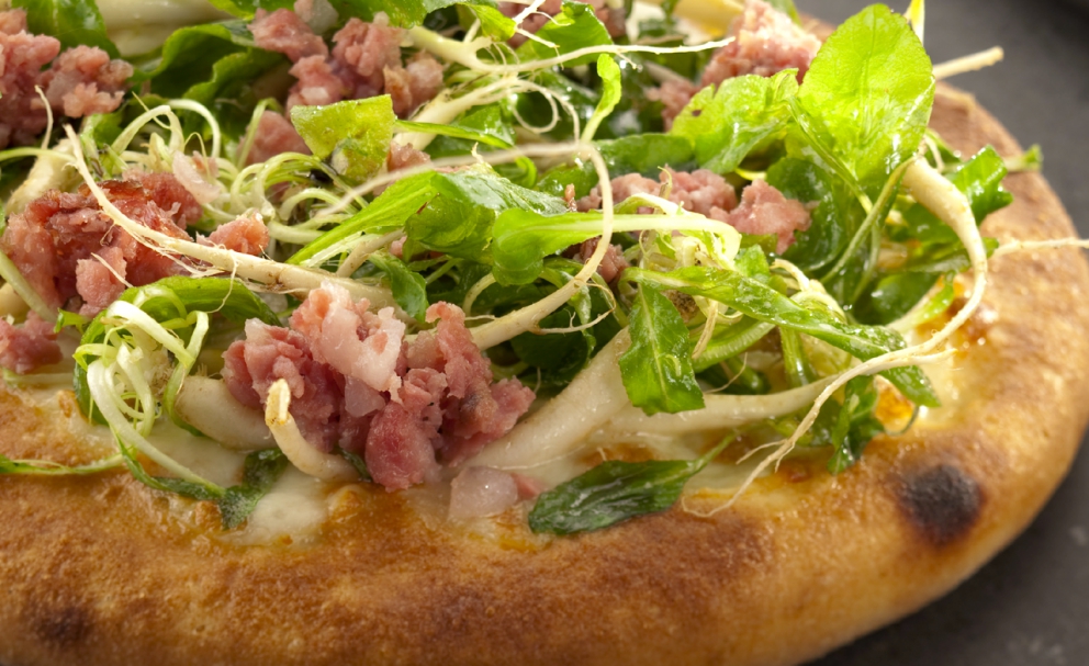 Galleria fotografica






Patrick Ricci, Pomodoro & Basilico, San Mauro Torinese (Torino)

Emozioni - Foie gras con criollo 100%, mostarda di fichi e mousse al caffè. Sottotitolo, l'amore in un morso. Resta in bocca un gusto finale di amaro e dolce, è un po' la sensazione che si prova quando si vive un amore, ma nei momenti un po' tristi, dopo una lite o quando non è corrisposto – foto Luca Appiotti









Simone Lombardi, Dry, Milano

Pizza anguilla al cartoccio, cime di rapa e provola affumicata - Un piatto dalla prevalente nota affumicata data dalla cottura dell’anguilla nel forno a legna. Le cime di rapa ne risaltano: sapidità, grassezza e tendenza amarognola









Leonardo Giannico, Taverna Gourmet, Milano

Pizza polipo e cime di rapa, impasto al nero di seppia – Con vellutata di broccoli calabresi cime di rapa e polipo alla plancia, il tutto accompagnato da un bicchierino di acqua di polipo, lime e pepe nero, per sciacquare la bocca e accompagnare la pizza









Antonio Pappalardo, La Cascina dei Sapori, Rezzato (Brescia)

Pizza da degustazione con tagliatelle di seppia, caco, noce macadamia e frutto della passione - L'abbiamo proposta in anteprima per la serata di beneficienza che abbiamo organizzato a favore della fondazione PInAC ed è piaciuta molto. L'ho creata insieme al mio secondo Matteo Attianese, perché abbiamo visto che in precedenza abbiamo proposto la seppia in alcune pizze ma sempre con poco successo. Quindi cambiando forma alla seppia (prima cotta sottovuoto e poi tagliata con l'affettatrice a mó di tagliatella) ho notato che è stata molto apprezzata









Denis Lovatel, Da Ezio, Alano di Piave (Belluno)

In-fusioni - La pizza inaugura un progetto al quale tengo molto, prevede la creazione di 12 pizze d'autore ideate insieme ad altrettanti importanti chef. Ne proporremo una al mese qui Da Ezio. Questo mese partiamo con una pizza creata insieme a Francesco Brutto di Undicesimo Vineria, premiato di recente come Miglior Chef Emergente del Nordest. Insieme abbiamo pensato una pizza bianca con fiordilatte, topinambur al forno, chips di cavolo nero, succo di cavolo nero, noci e infuso di Pu'er, un particolare tè post-fermentato cinese della regione della Yunnan, che più invecchia e più migliora. Sulla pizza usiamo un Pu'er del 1998 con sentori di noce, cantina, terra e corteccia. In generale è una pizza che gioca sull'armonia e non sui contrasti, i gusti si richiamano a vicenda









Alberto Morello, Gigi Pipa, Este (Padova)

Gennaio nell'orto - La verdura è ovviamente di nostra produzione (broccolo verde, finocchio con aneto, cipolla caramellata, spuma di spinaci e parmigiano, chips di broccolo fiolaro)









Ruggero Ravagnan, Grigoris, Mestre (Venezia)

Cavolo che sarda! - Fiordilatte, cavolo nero, sarda al forno, peperoncino fresco, pane croccante di Petra9, finocchietto






